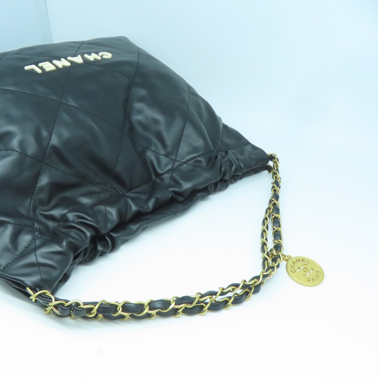 CHANEL 菱格羊皮皮革Chanel 22 Medium金扣鏈帶手挽袋黑色