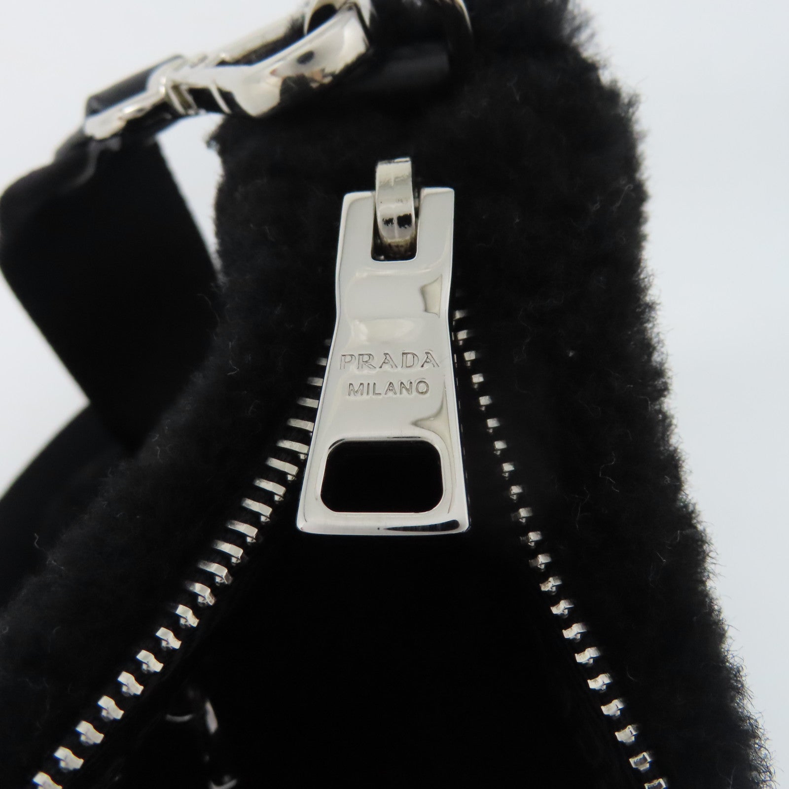 PRADA 毛茸Shoulder Bag银扣肩背袋黑色