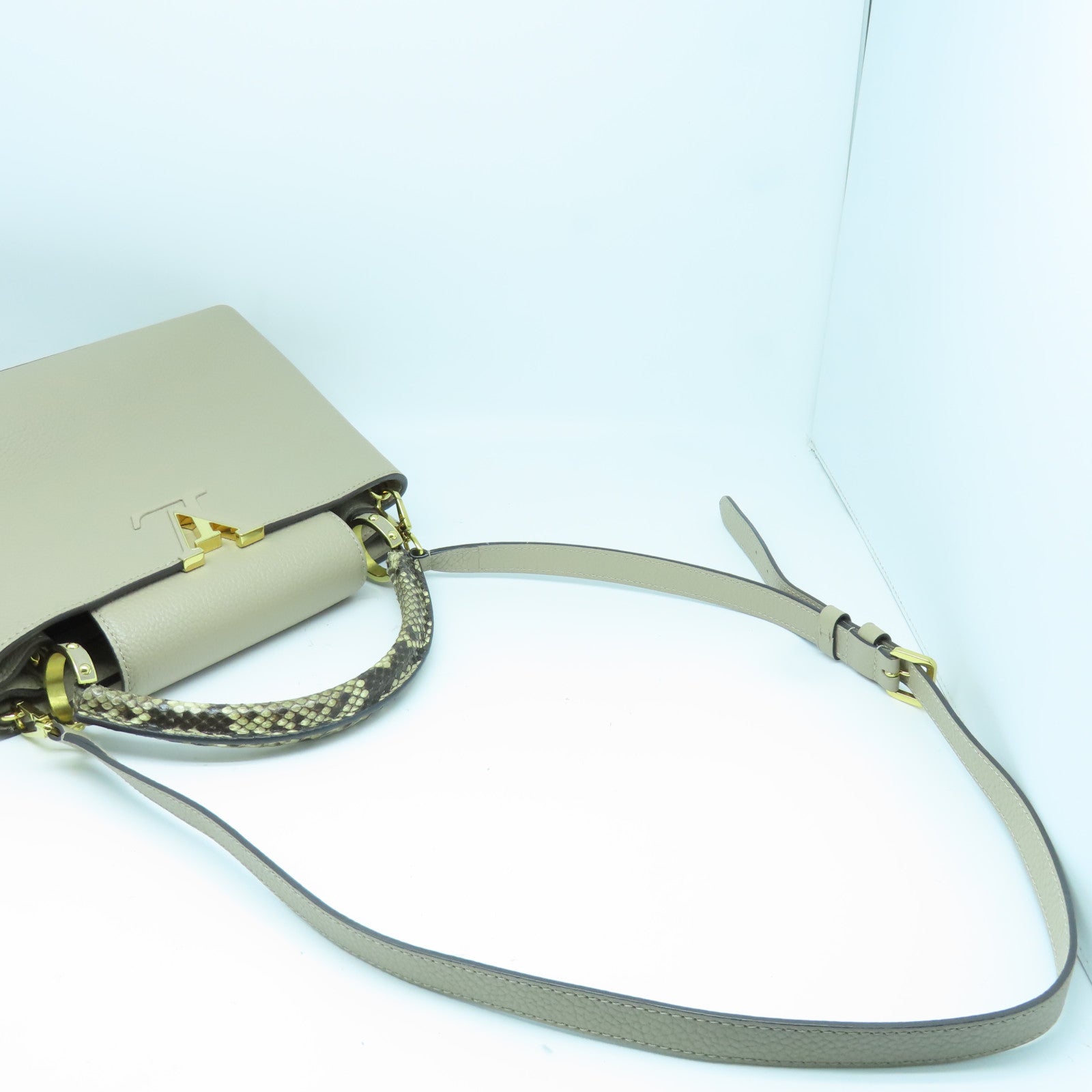 LOUIS VUITTON 牛皮皮革/蛇皮皮革Capucines MM金扣手挽肩背两用袋灰褐色