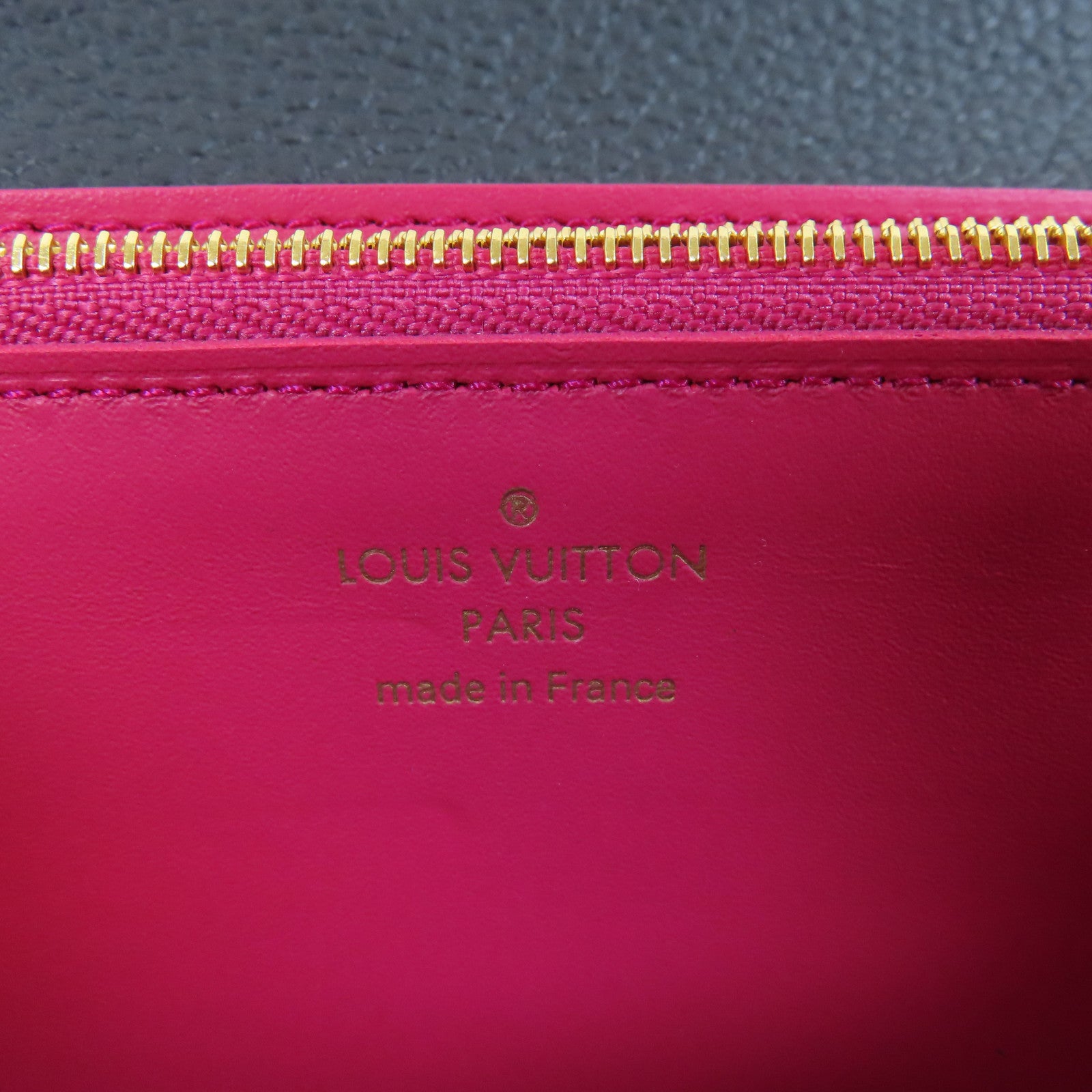 LOUIS VUITTON Taurillon皮革Capucines Wallet金扣長錢包黑色