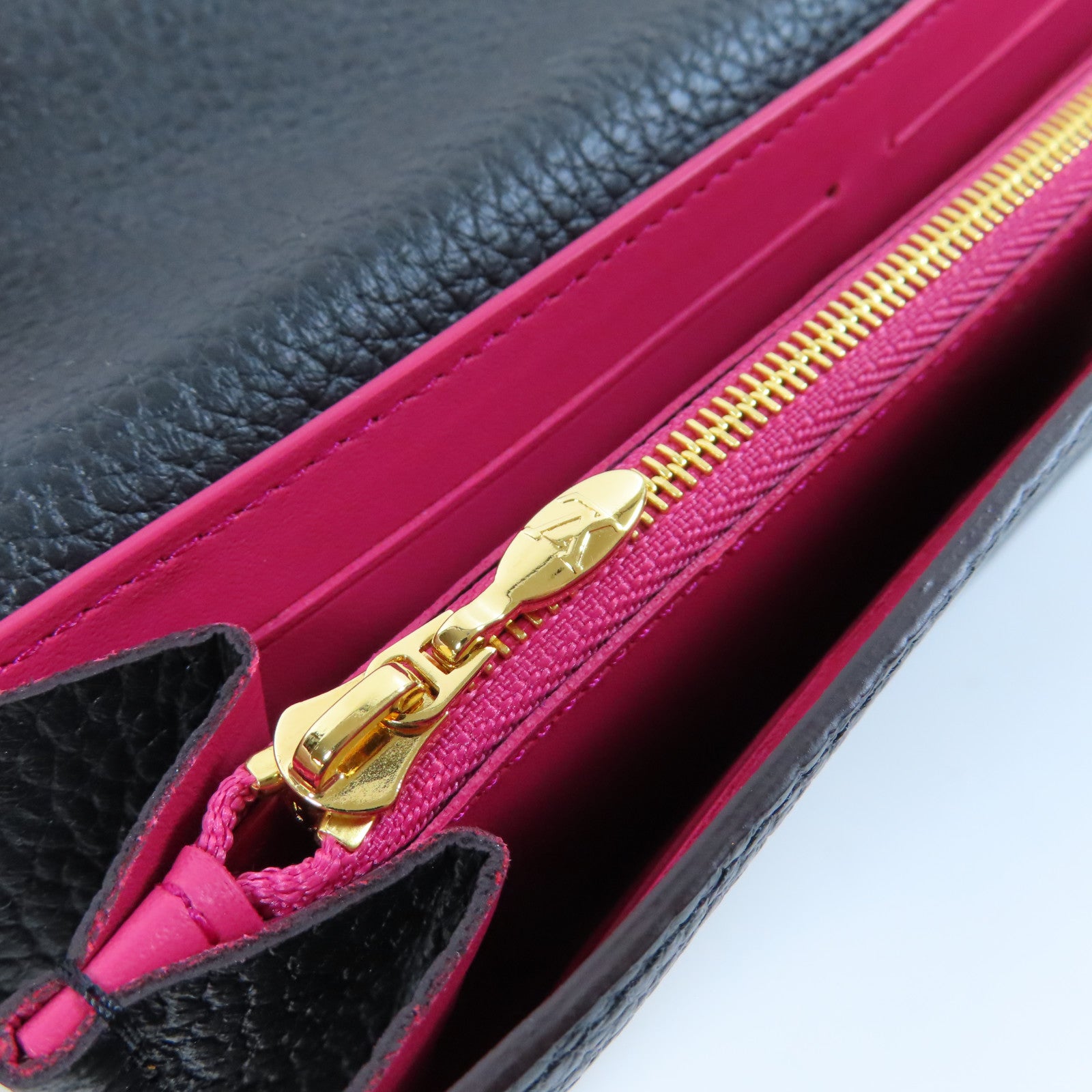 LOUIS VUITTON Taurillon皮革Capucines Wallet金扣長錢包黑色