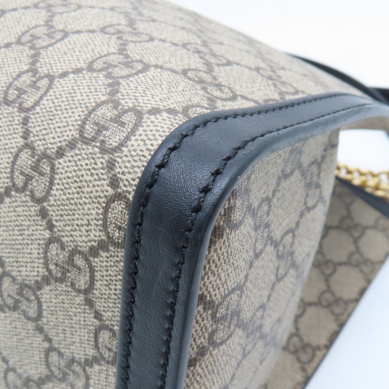 GUCCI 塗層帆布Shoulder Bag金扣鏈帶肩背袋米色/黑色