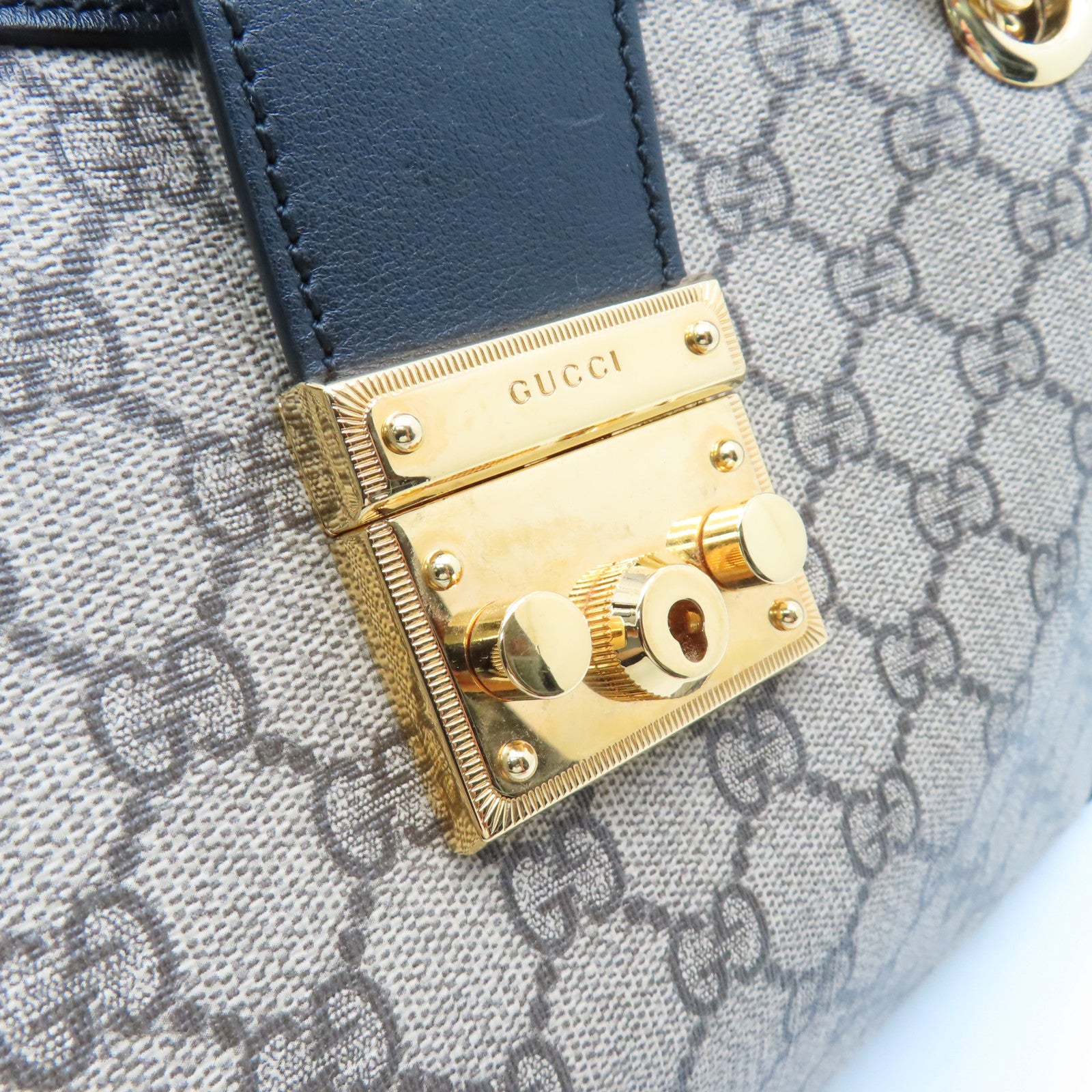 GUCCI 塗層帆布Shoulder Bag金扣鏈帶肩背袋米色/黑色
