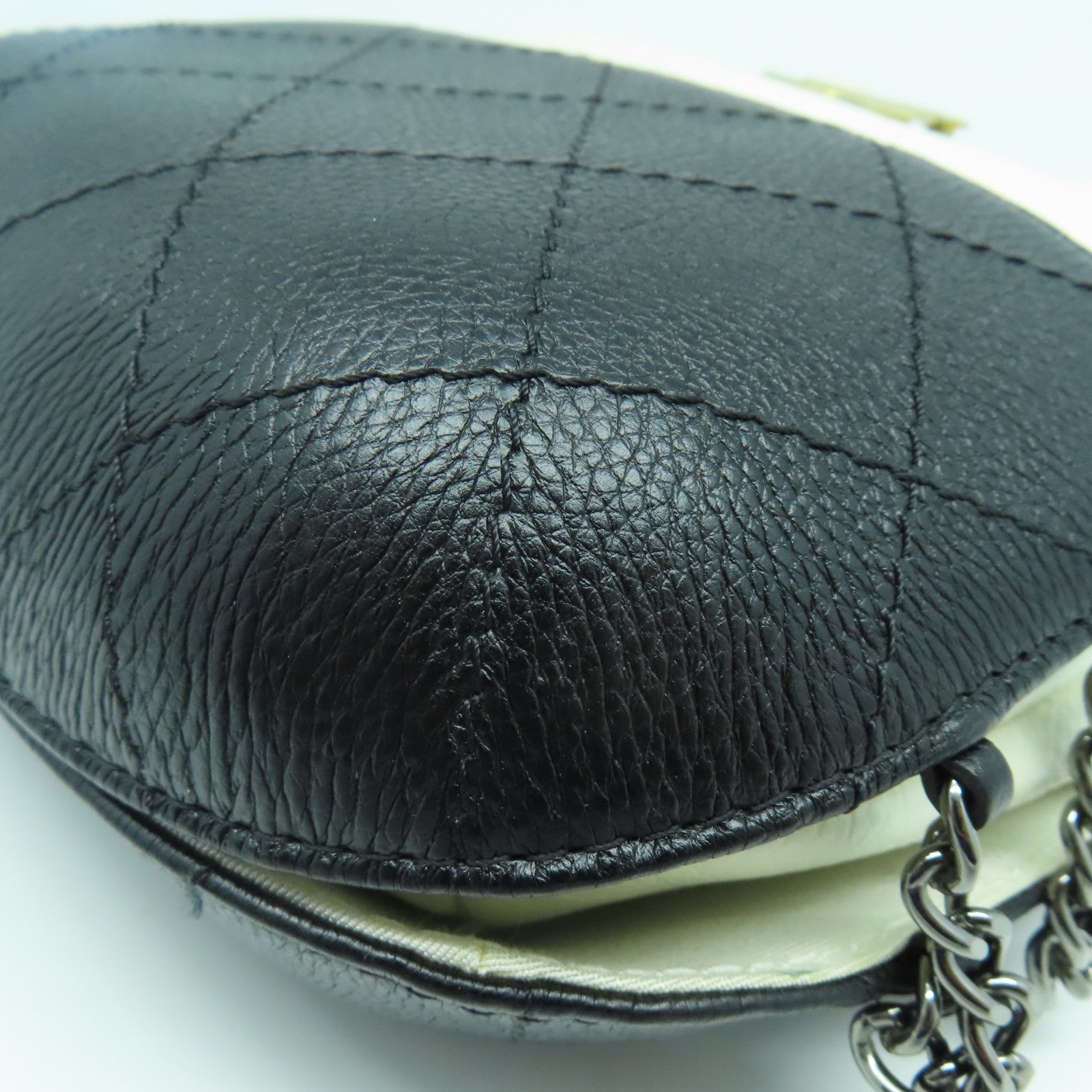 CHANEL 菱格牛皮皮革Chain Shoulder Bag銀扣鏈帶肩背袋黑色/白色