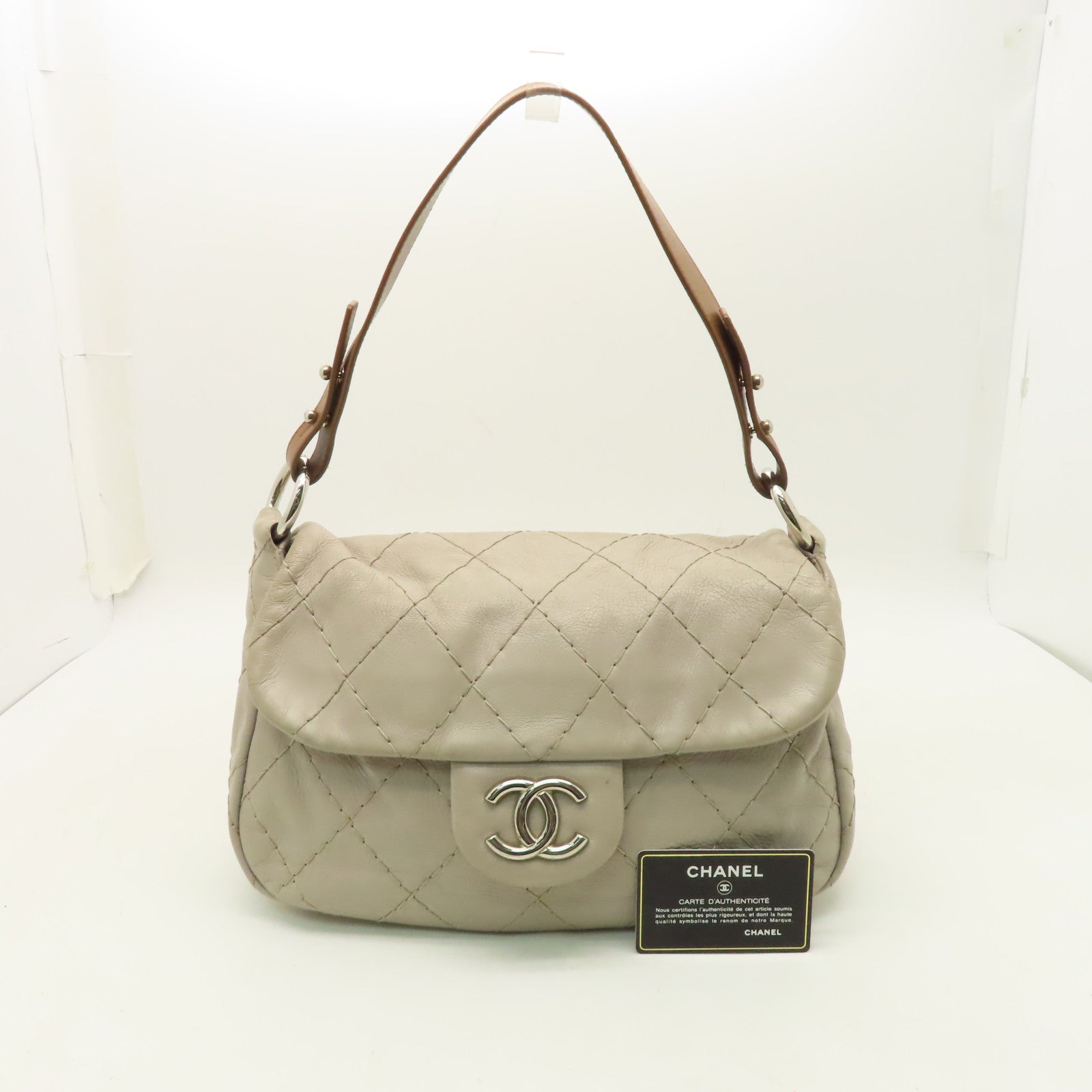 CHANEL 【激減優惠】菱格牛皮皮革Shoulder Bag銀扣肩背袋米色