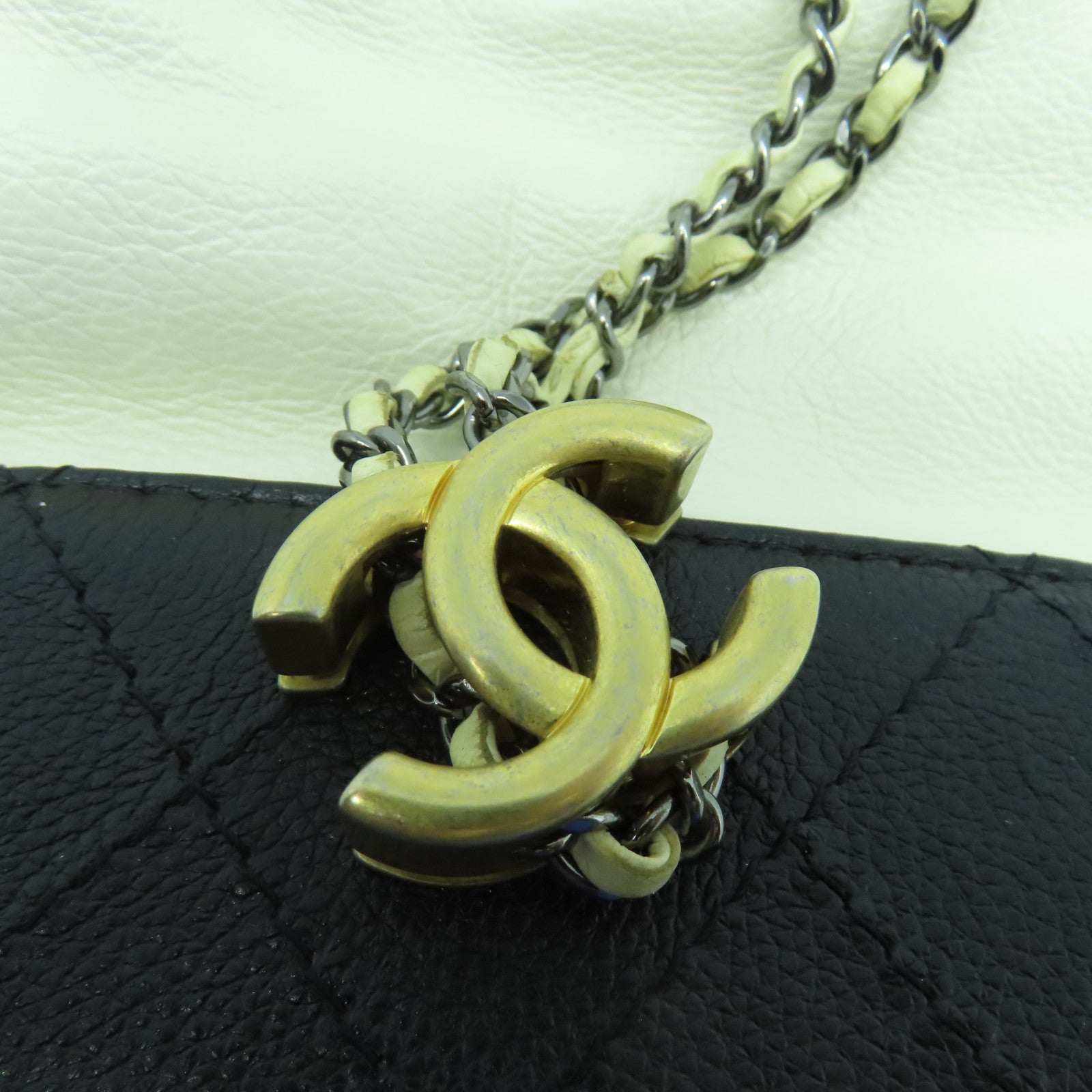 CHANEL 菱格牛皮皮革Chain Shoulder Bag銀扣鏈帶肩背袋黑色/白色
