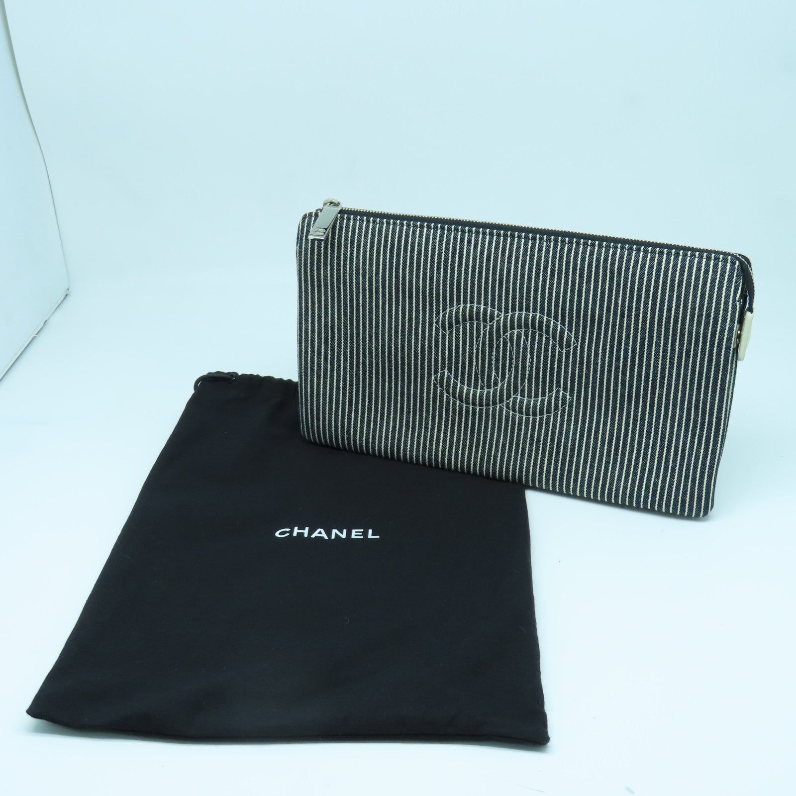 CHANEL 帆布Pouch银扣手拿包深蓝色/白色