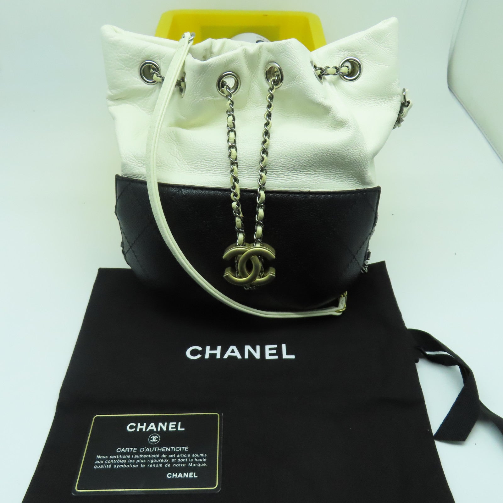 CHANEL 菱格牛皮皮革Chain Shoulder Bag銀扣鏈帶肩背袋黑色/白色