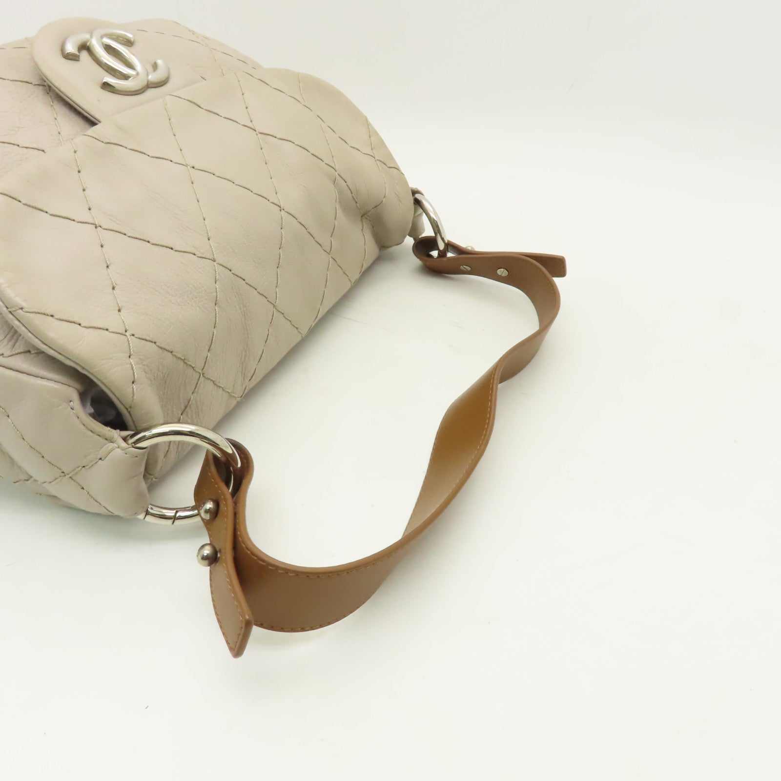 CHANEL 【激減優惠】菱格牛皮皮革Shoulder Bag銀扣肩背袋米色