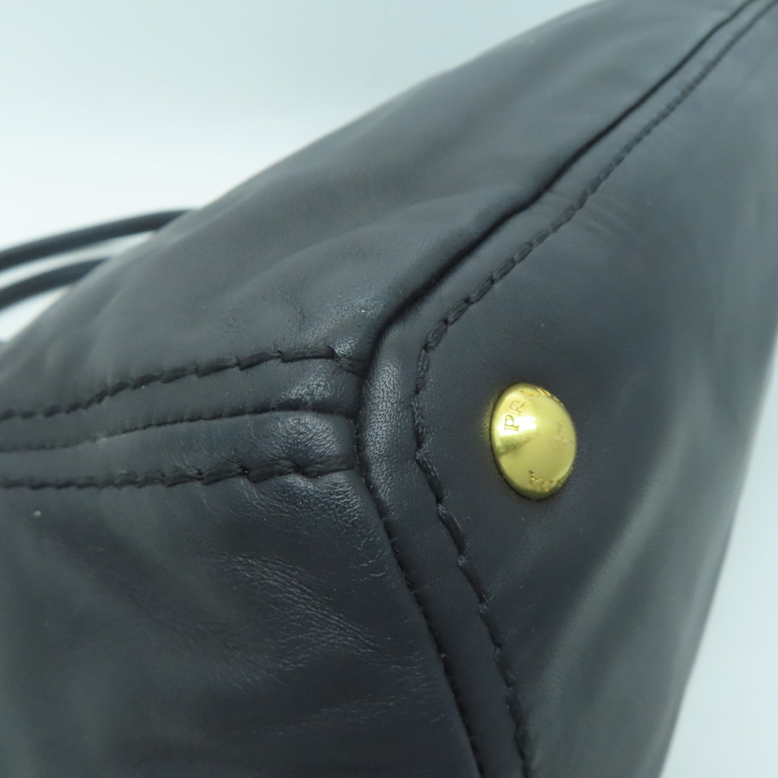PRADA 牛皮皮革Handbag金扣手挽袋黑色