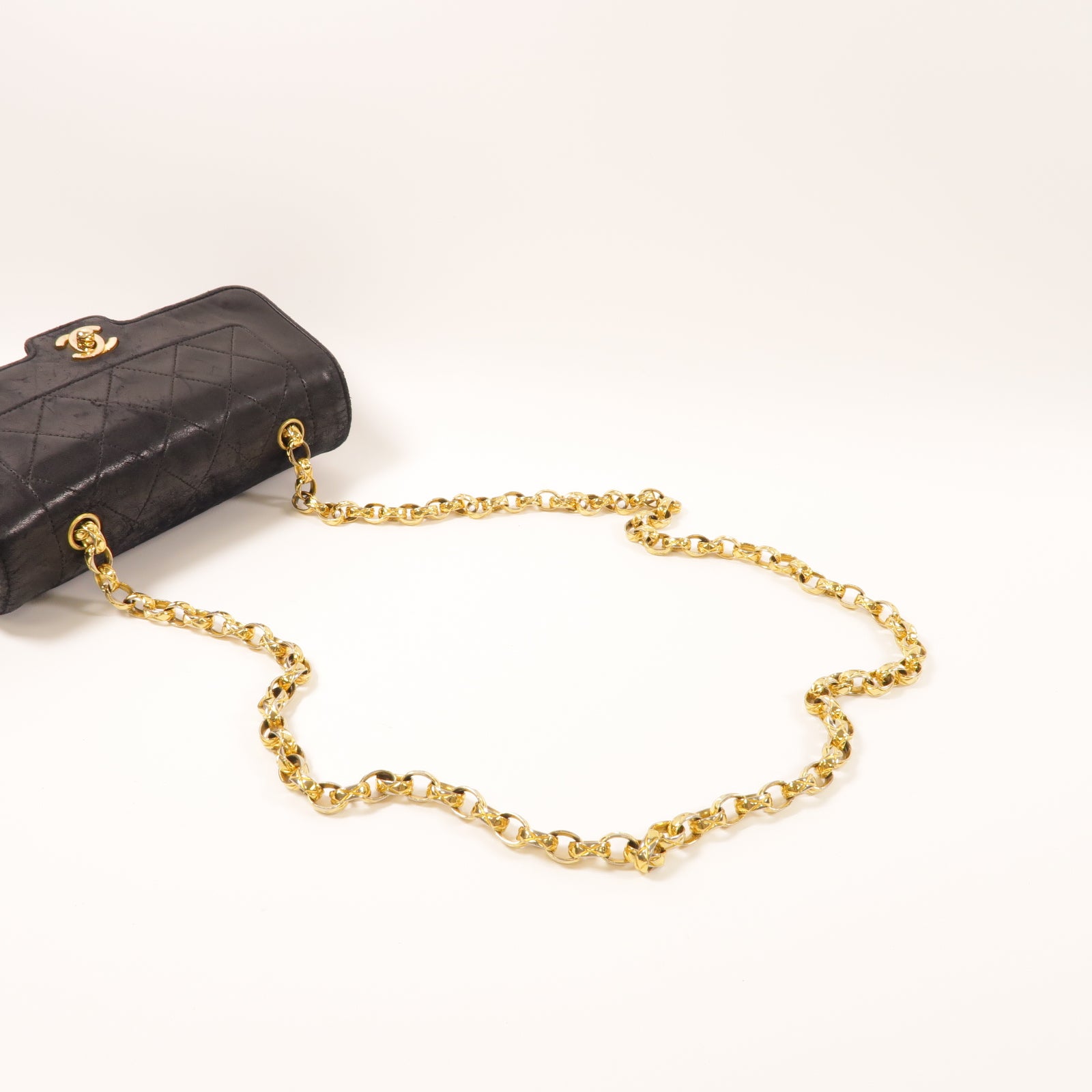 CHANEL 菱格羊皮皮革Chain Shoulder金扣鏈帶肩背袋黑色