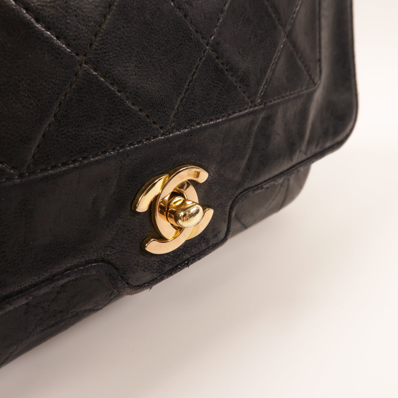 CHANEL 菱格羊皮皮革Chain Shoulder金扣鏈帶肩背袋黑色