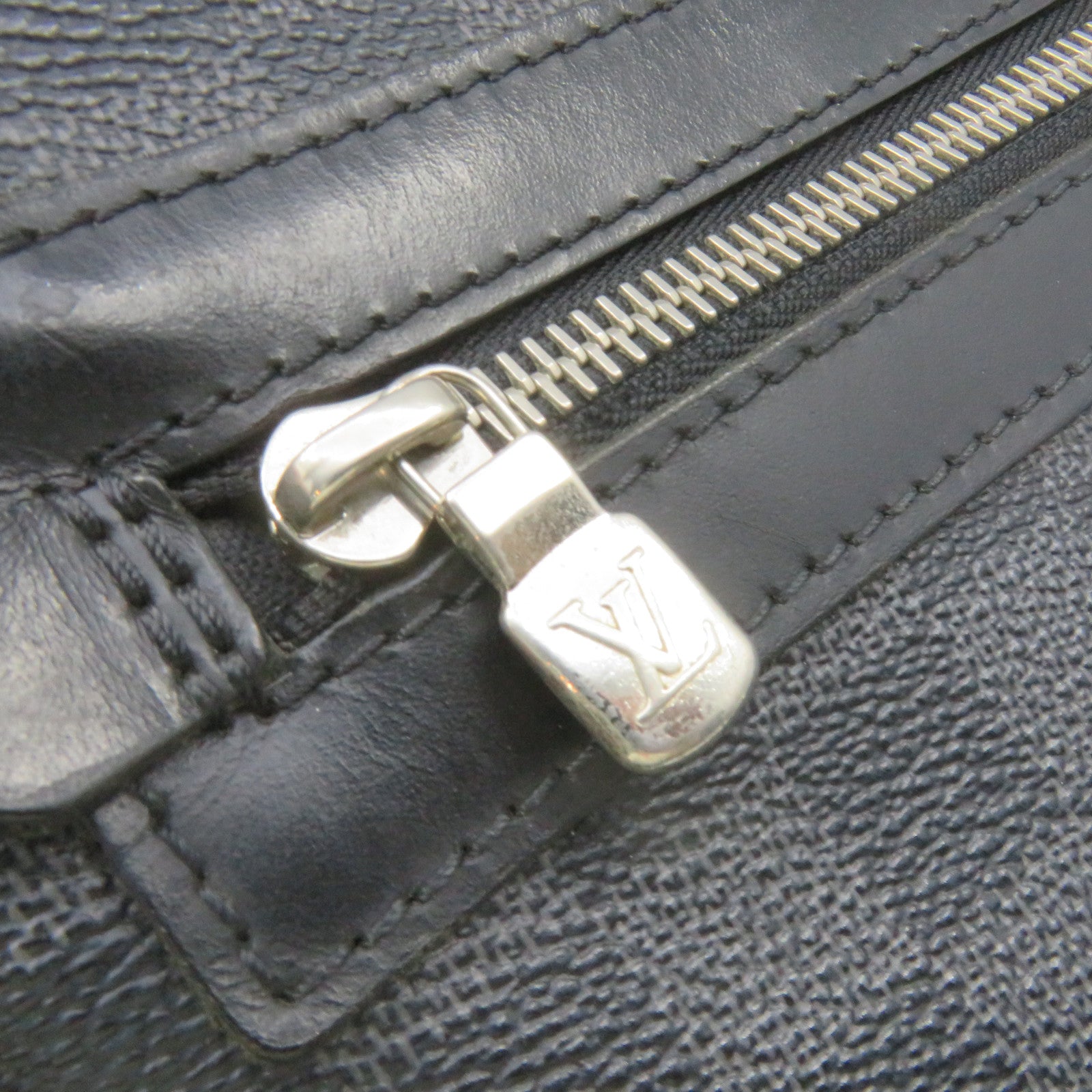 LOUIS VUITTON Damier Graphite Daniel MM Shoulder Bag肩背袋黑色