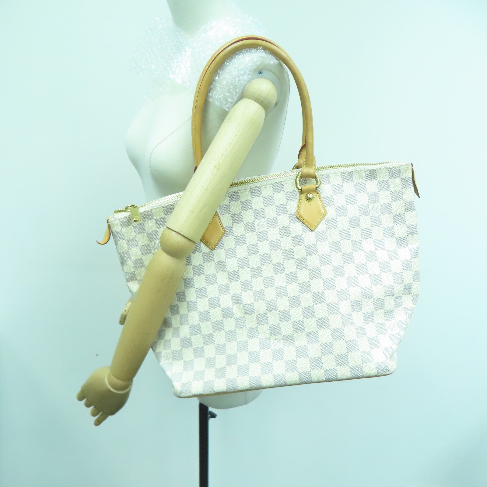 LOUIS VUITTON Damier Azur Saleya MM金扣手挽袋米色