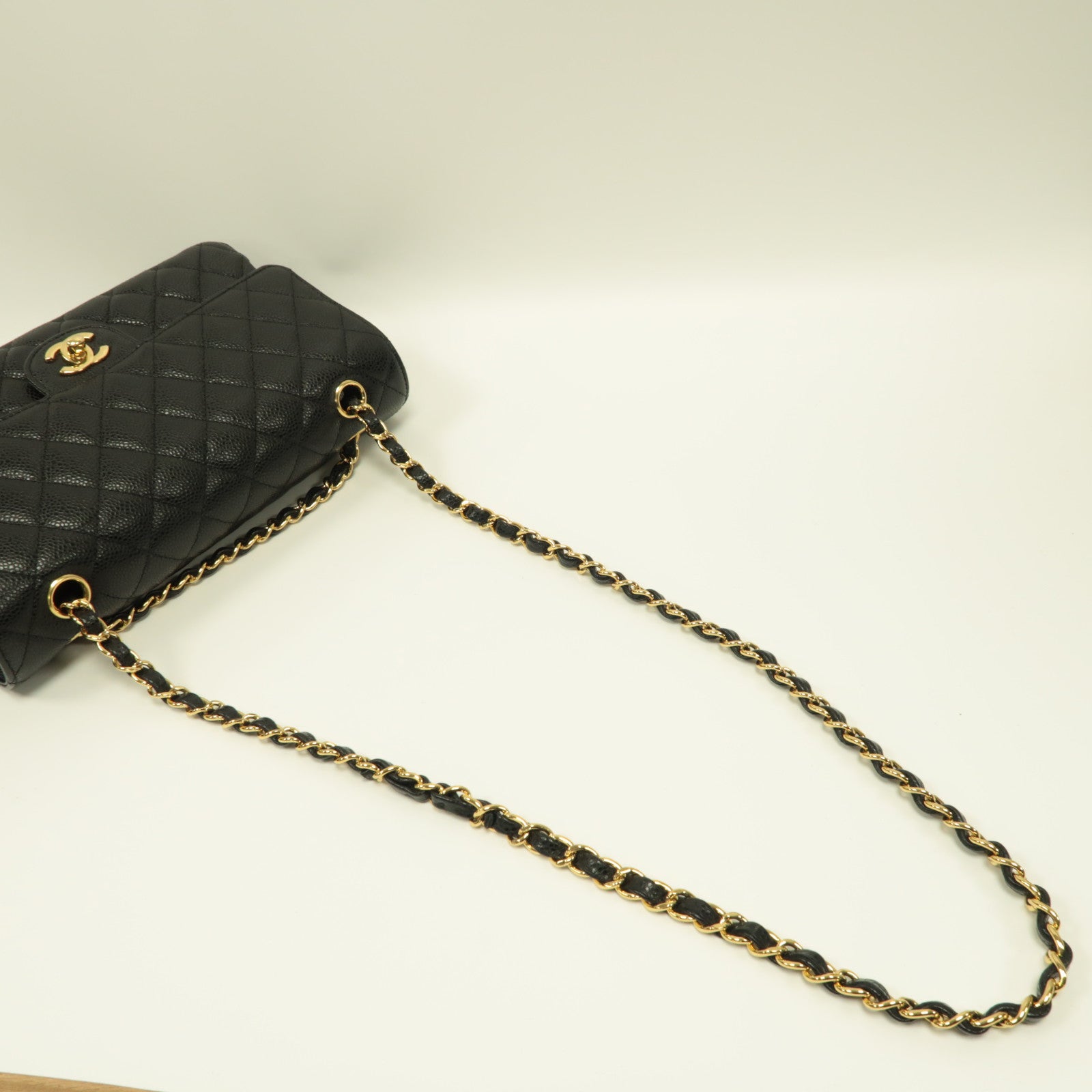 CHANEL 菱格Caviar皮革Classic 25金扣鏈帶肩背袋黑色