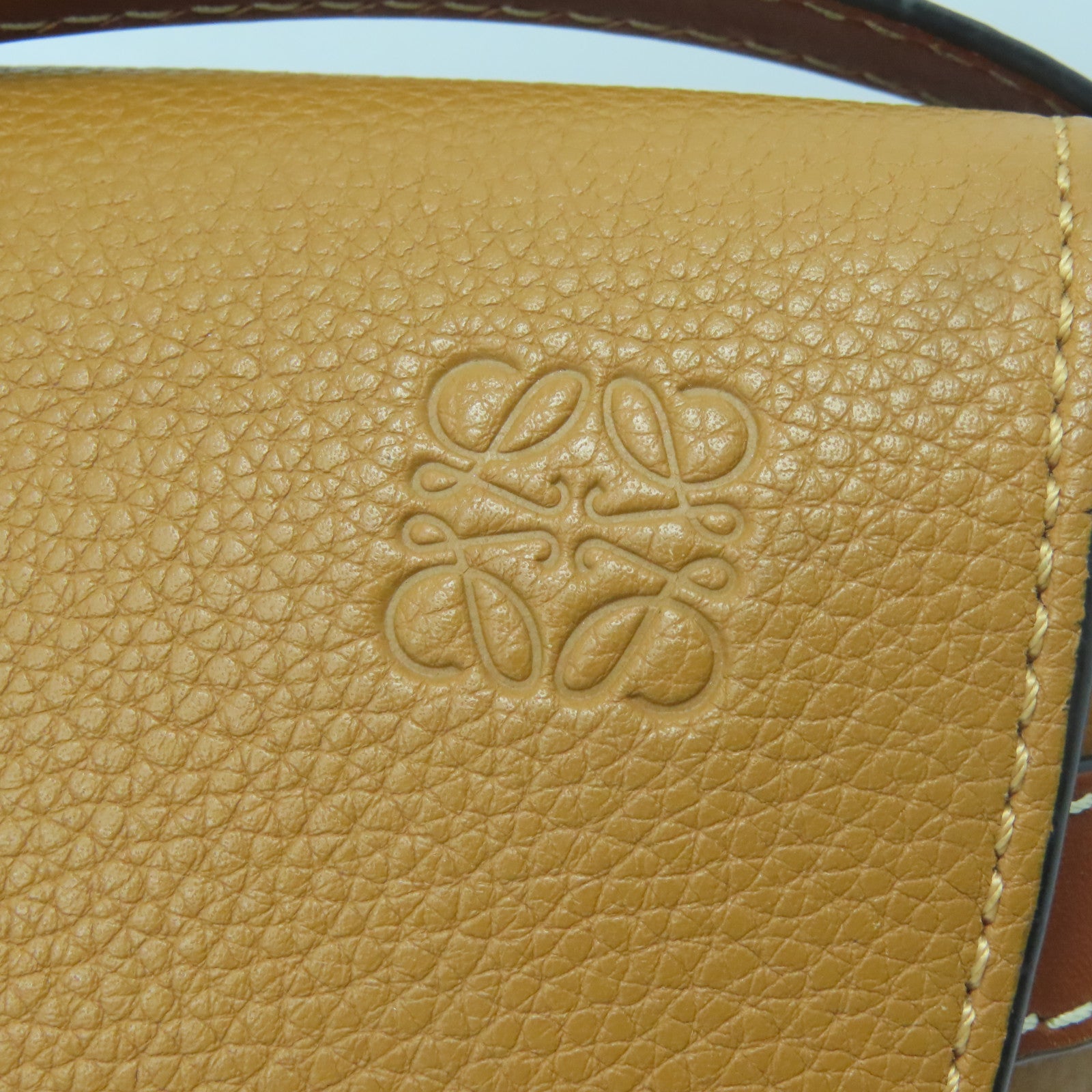 LOEWE 牛皮皮革Small Gate金扣肩背袋啡色