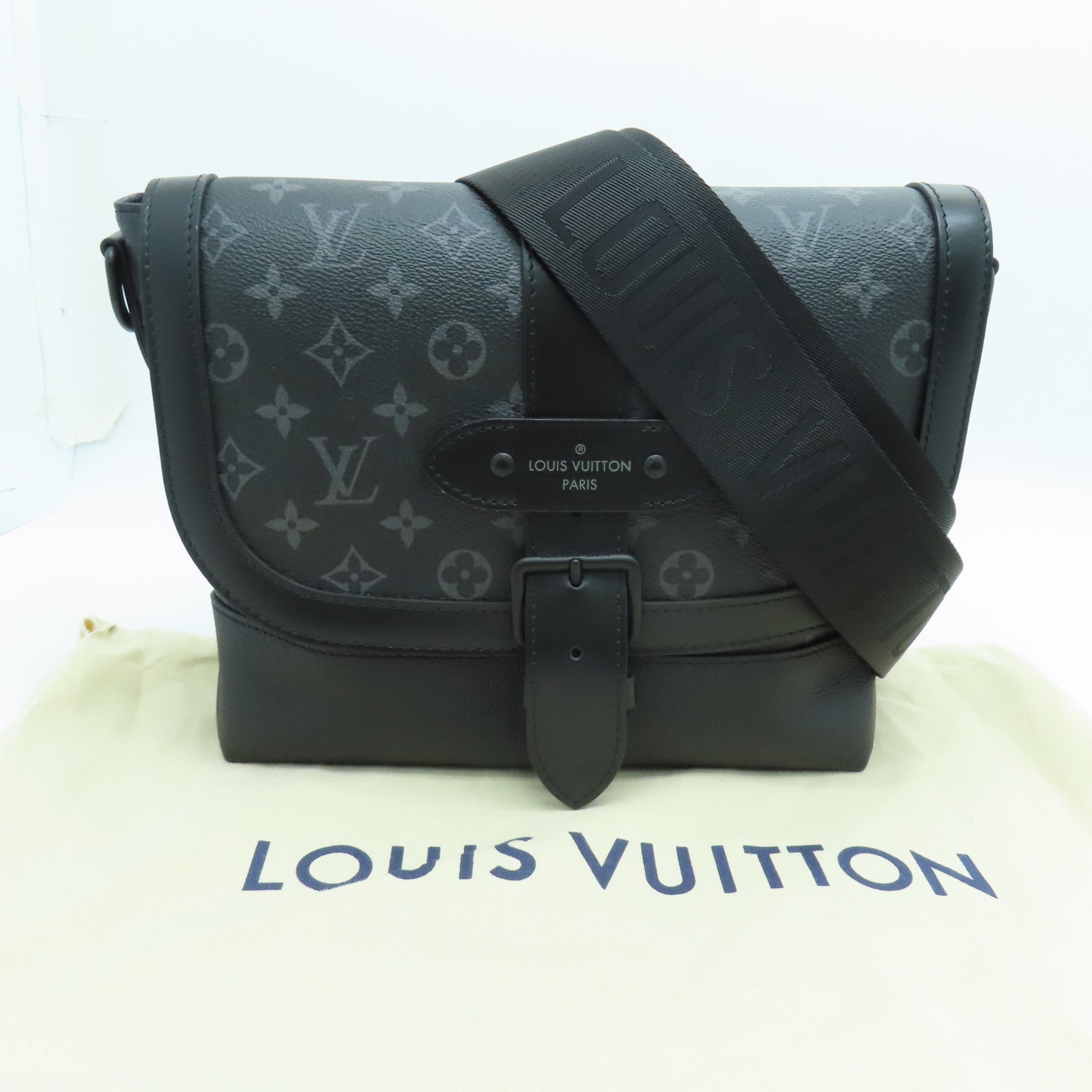 LOUIS VUITTON Monogram Eclipse Saumur黑扣肩背袋黑色