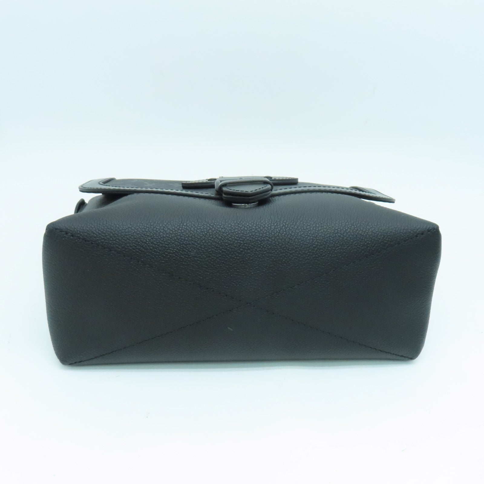 LOUIS VUITTON Monogram Eclipse Saumur黑扣肩背袋黑色