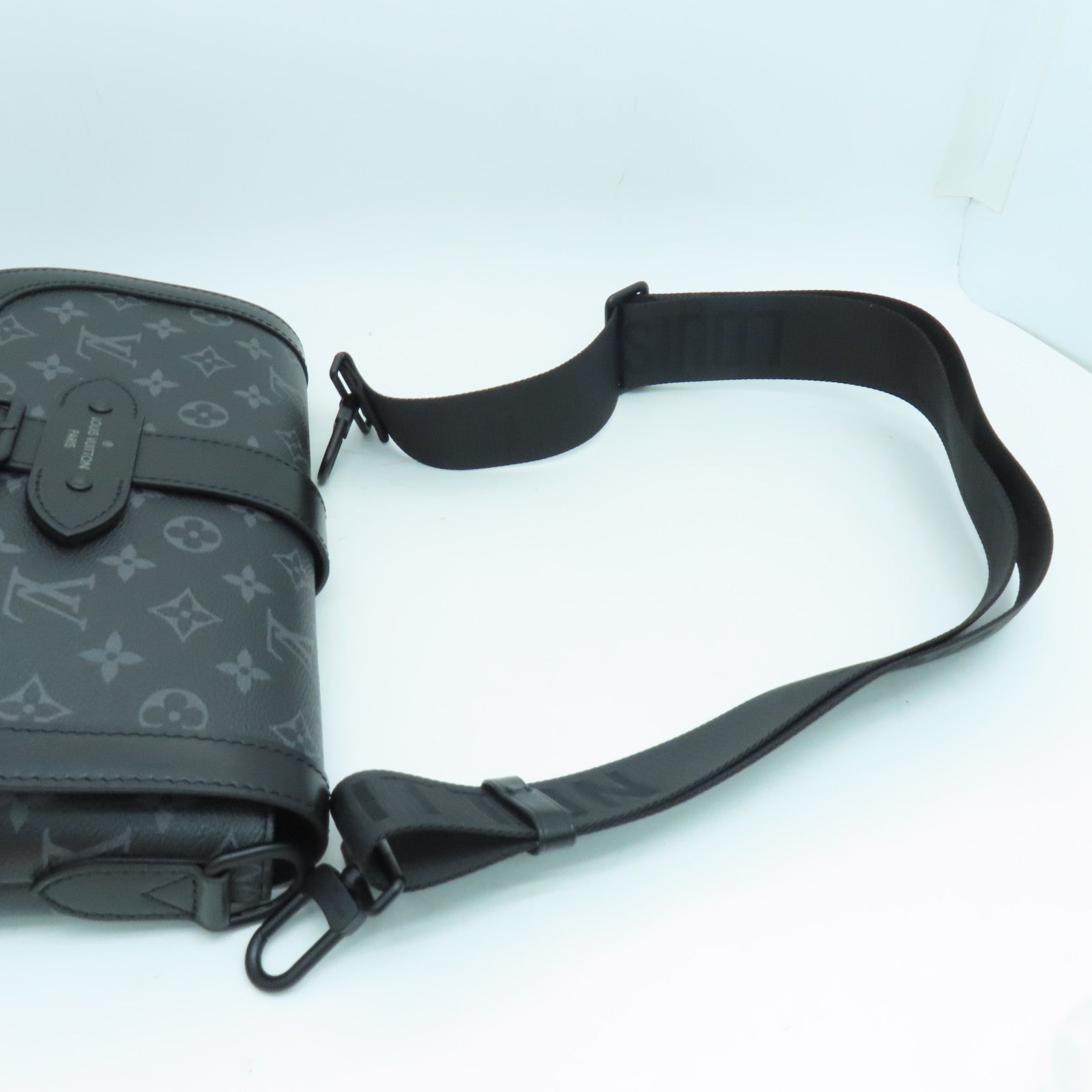 LOUIS VUITTON Monogram Eclipse Saumur黑扣肩背袋黑色