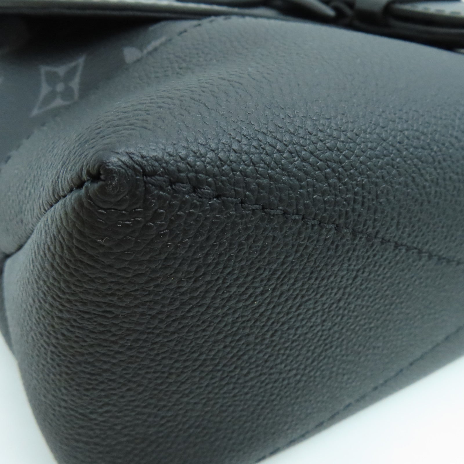 LOUIS VUITTON Monogram Eclipse Saumur黑扣肩背袋黑色