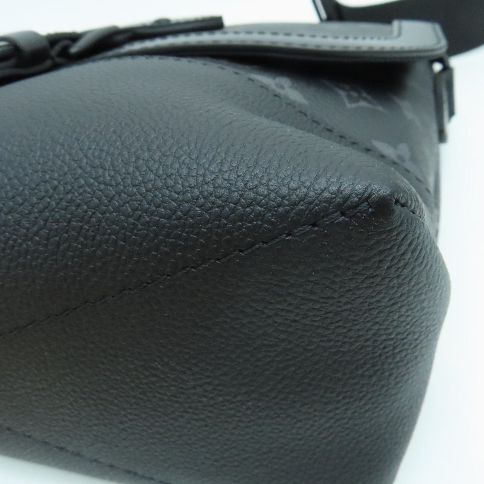 LOUIS VUITTON Monogram Eclipse Saumur黑扣肩背袋黑色