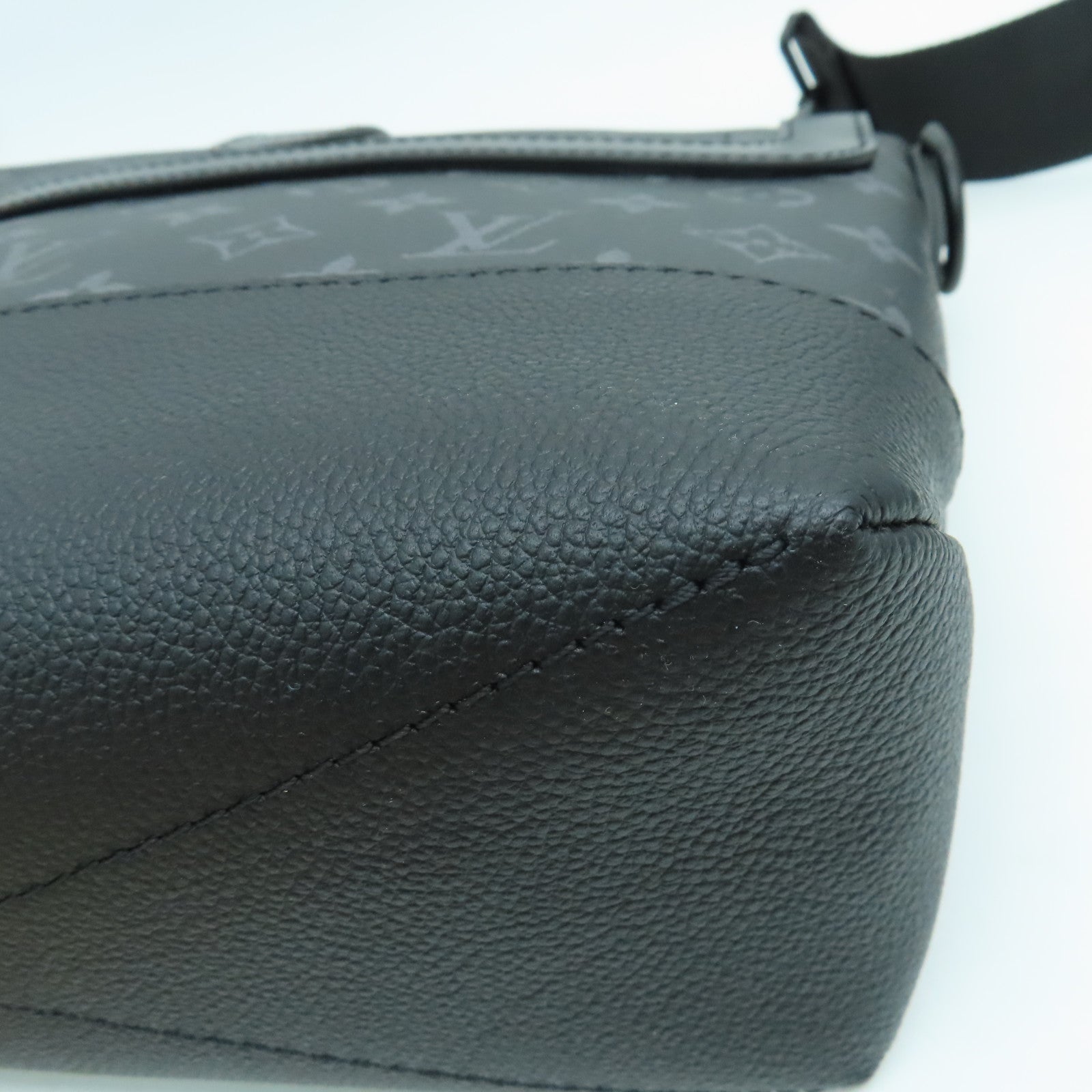 LOUIS VUITTON Monogram Eclipse Saumur黑扣肩背袋黑色