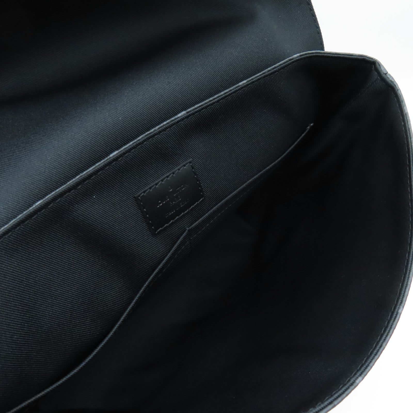 LOUIS VUITTON Monogram Eclipse Saumur黑扣肩背袋黑色