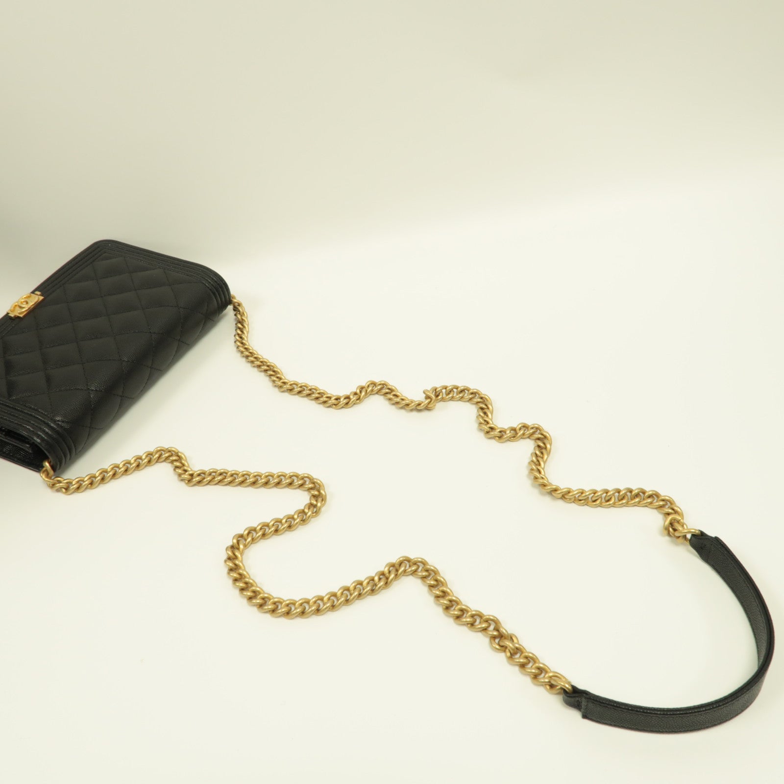 CHANEL 菱格Caviar皮革Boy Wallet On Chain金扣鏈帶肩背袋黑色