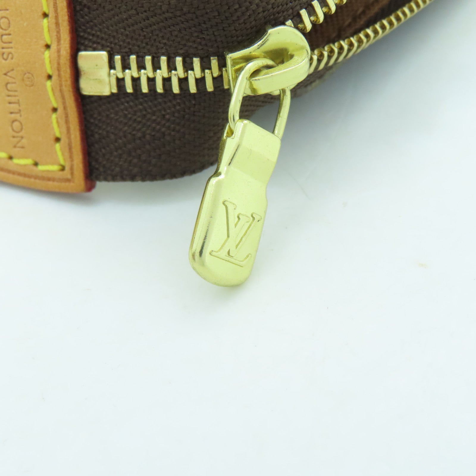 LOUIS VUITTON Monogram Pochette Accessories金扣手挽袋啡色