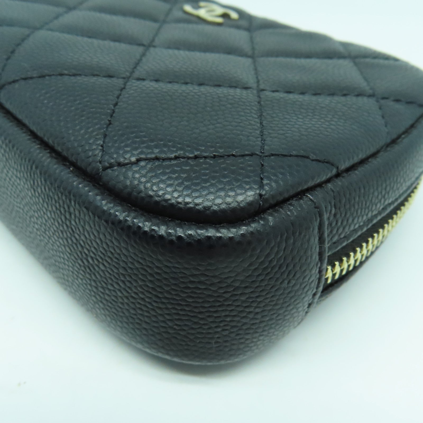 CHANEL 菱格Caviar皮革Pouch金扣手拿包黑色