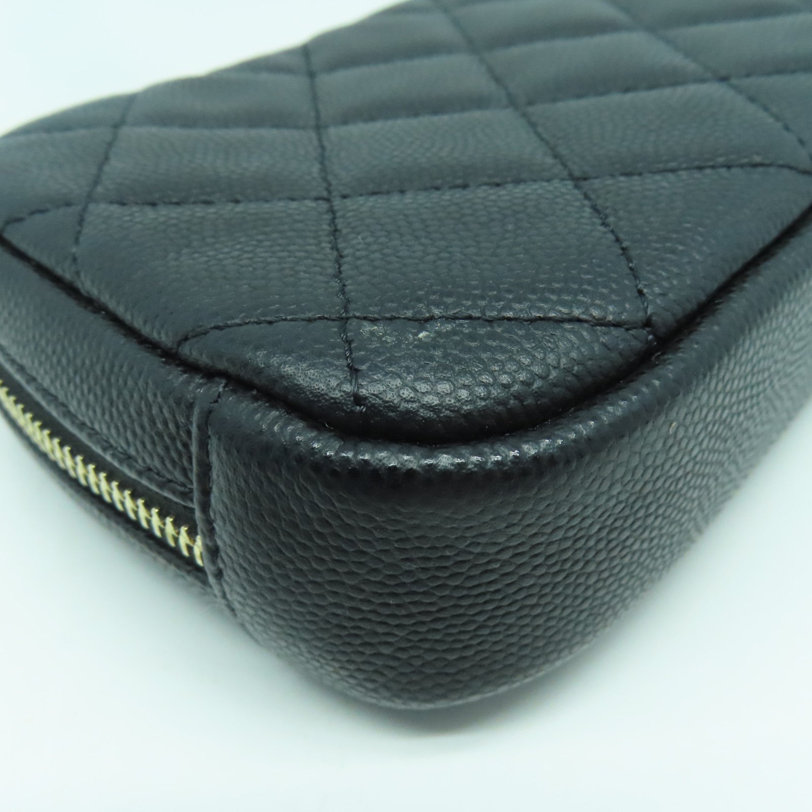 CHANEL 菱格Caviar皮革Pouch金扣手拿包黑色