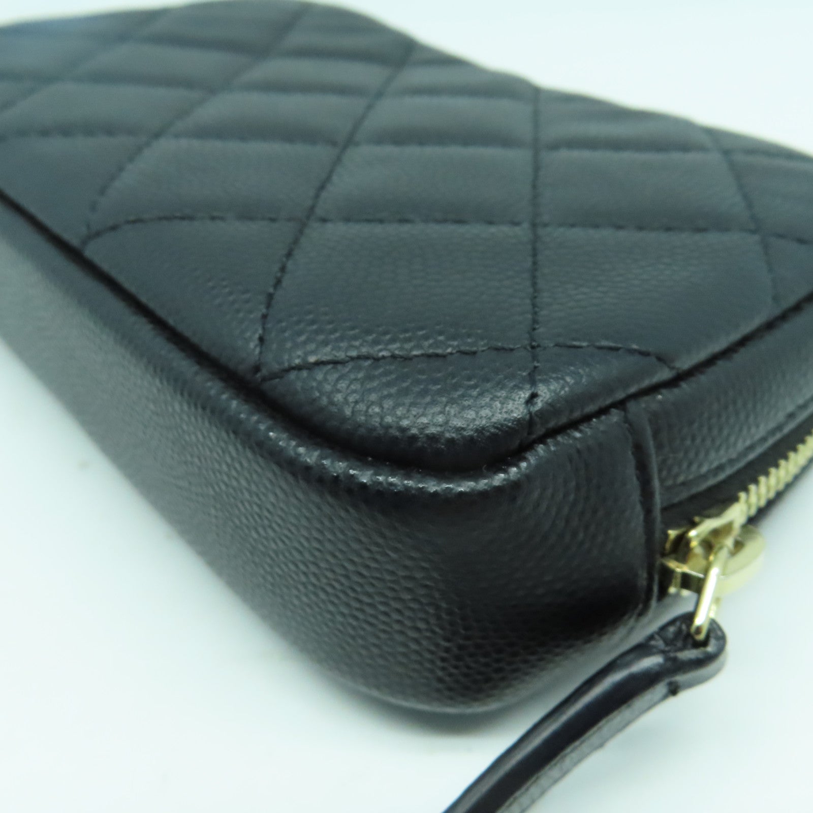 CHANEL 菱格Caviar皮革Pouch金扣手拿包黑色
