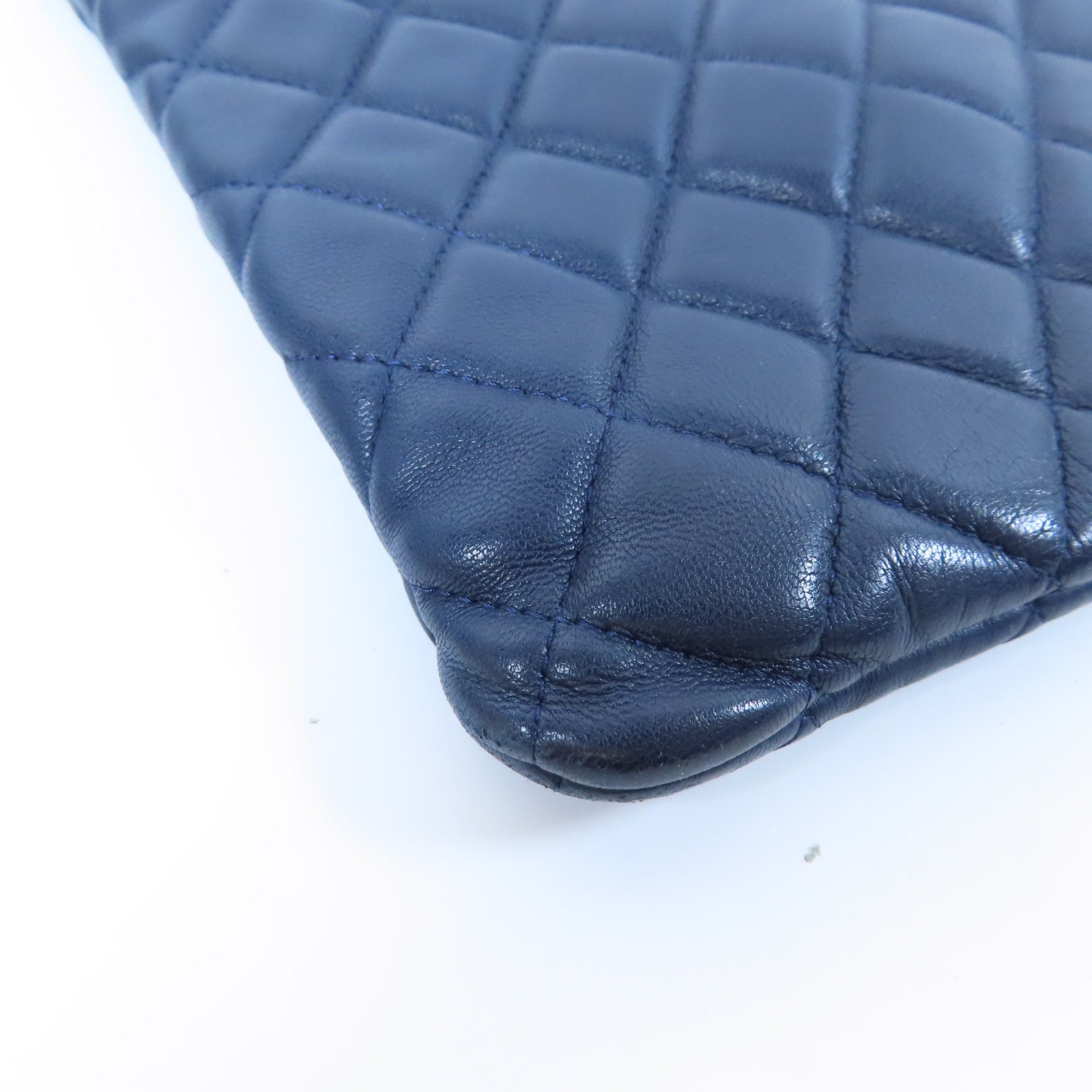 CHANEL 菱格羊皮皮革Pouch Bag金扣手拿包深藍色