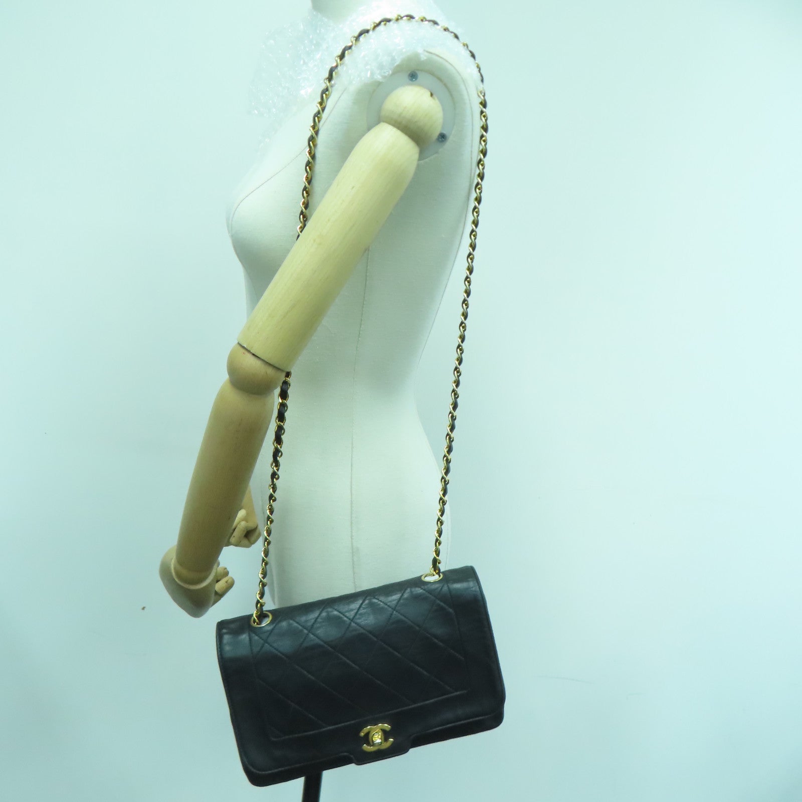 CHANEL 菱格羊皮皮革Chain Shoulder金扣肩背袋黑色