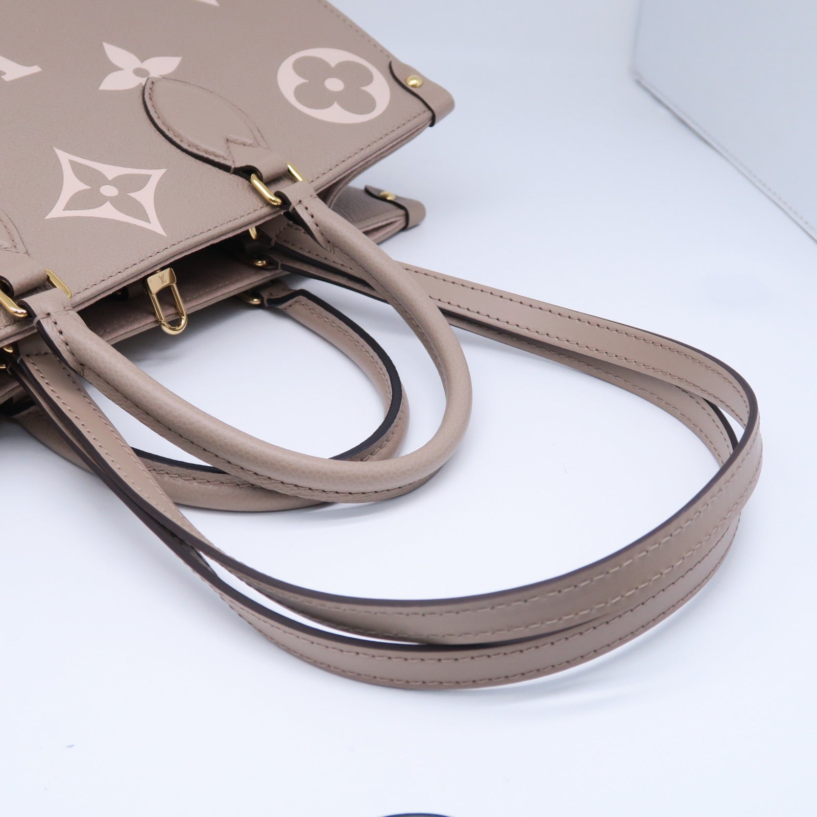 LOUIS VUITTON Monogram Empreinte Onthego MM金扣手挽肩背兩用袋灰色米色