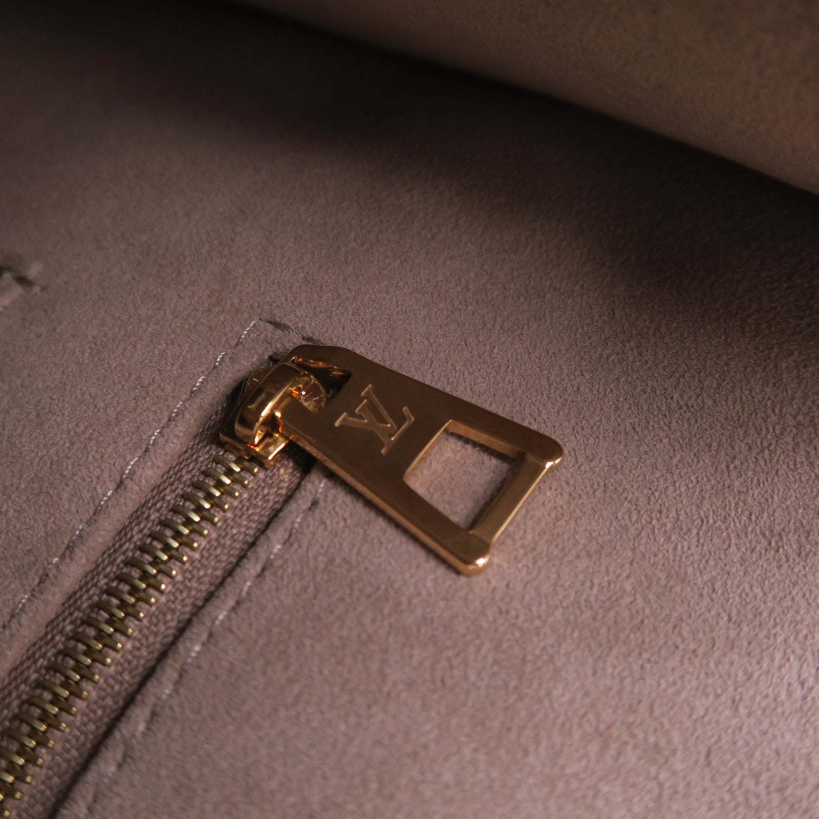 LOUIS VUITTON Monogram Empreinte Onthego MM金扣手挽肩背兩用袋灰色米色