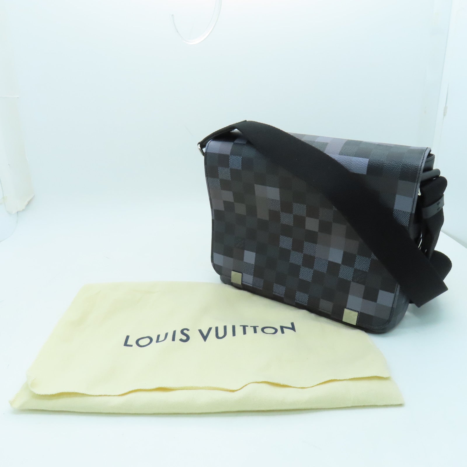 LOUIS VUITTON Damier Graphite Pixel District PM银扣肩背袋黑色