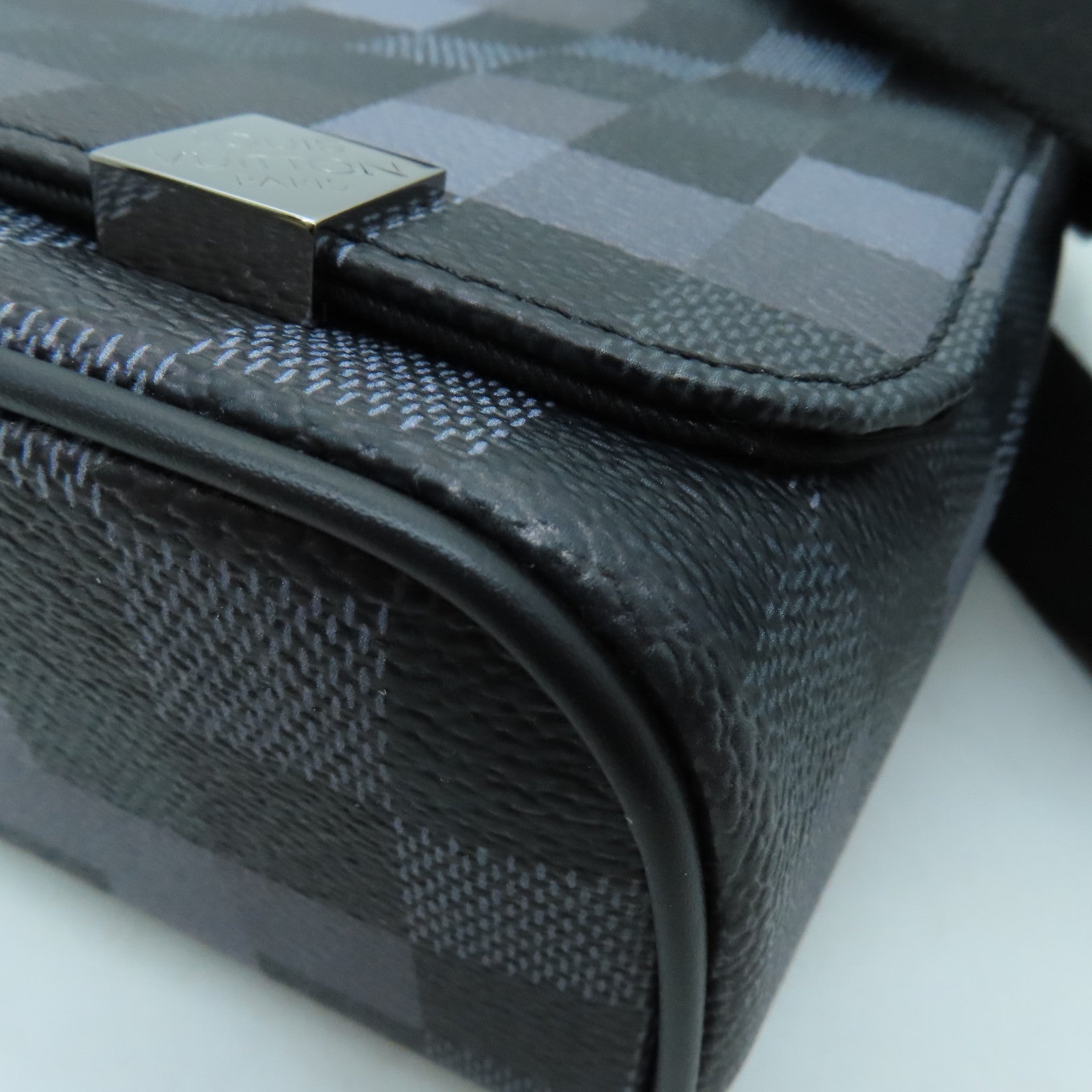LOUIS VUITTON Damier Graphite Pixel District PM银扣肩背袋黑色