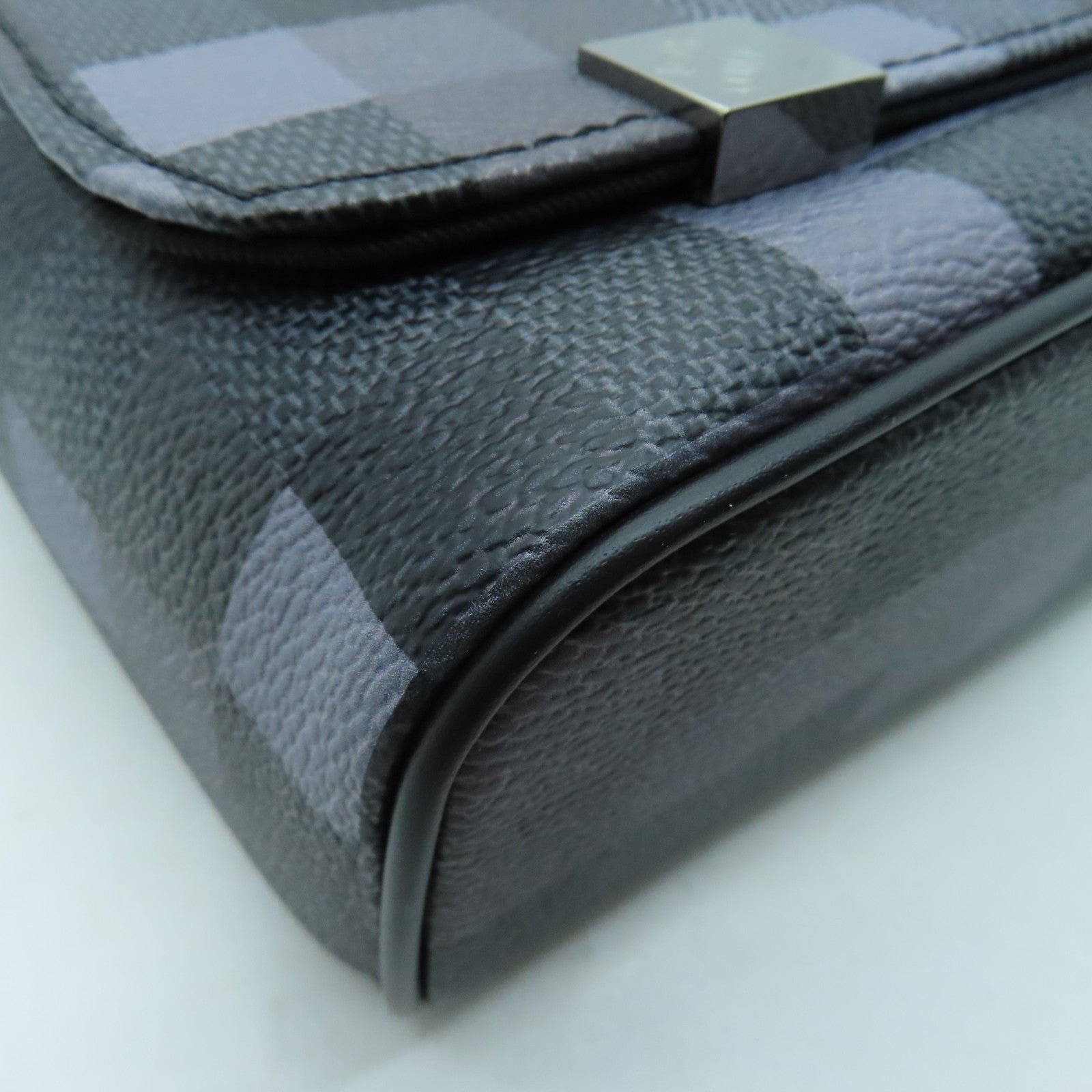 LOUIS VUITTON Damier Graphite Pixel District PM银扣肩背袋黑色