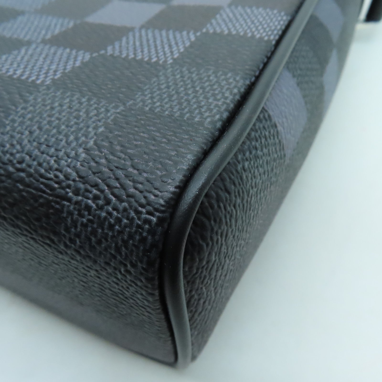 LOUIS VUITTON Damier Graphite Pixel District PM银扣肩背袋黑色