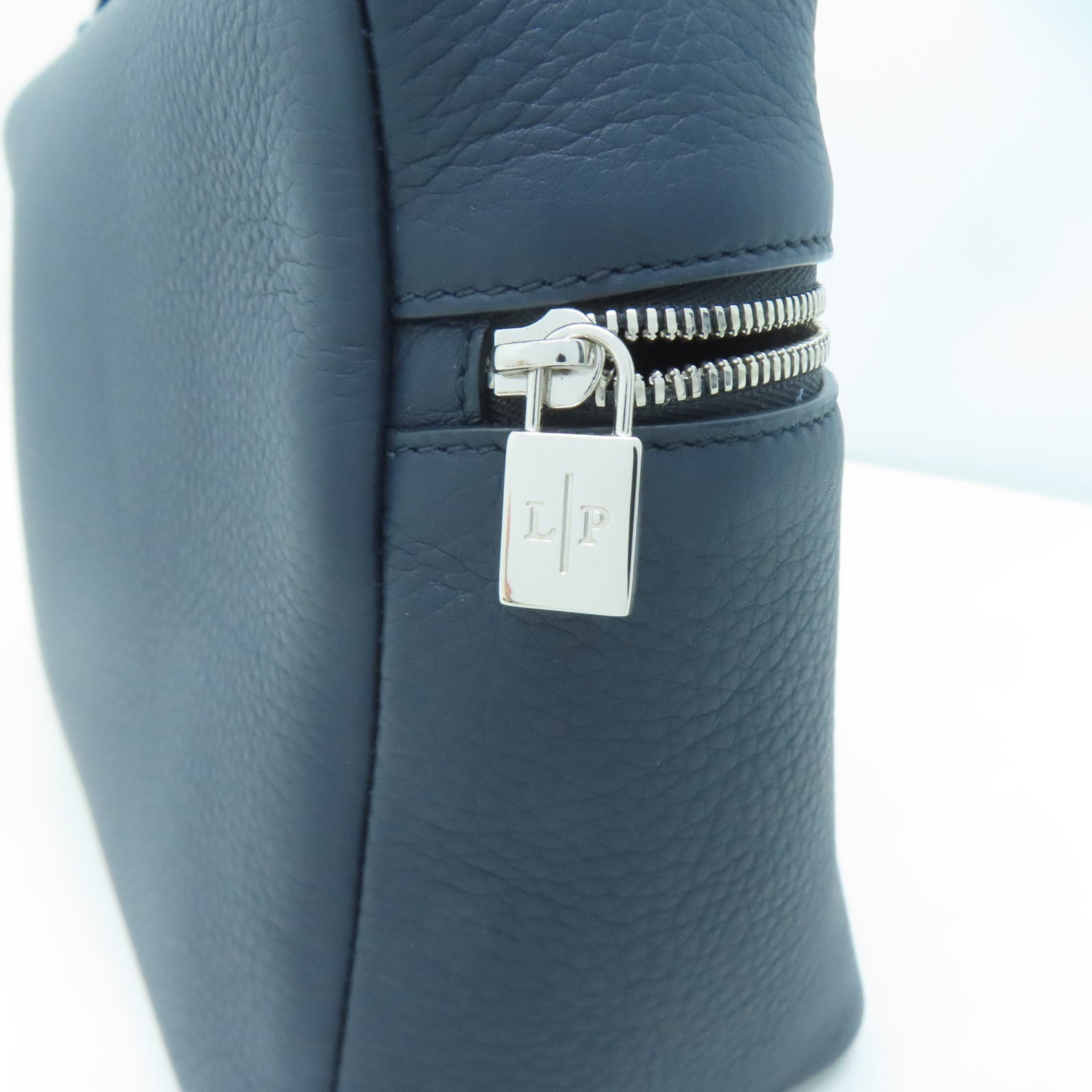 Loro Piana 牛皮皮革Extra Pocket L27銀扣手挽肩背兩用袋深藍色