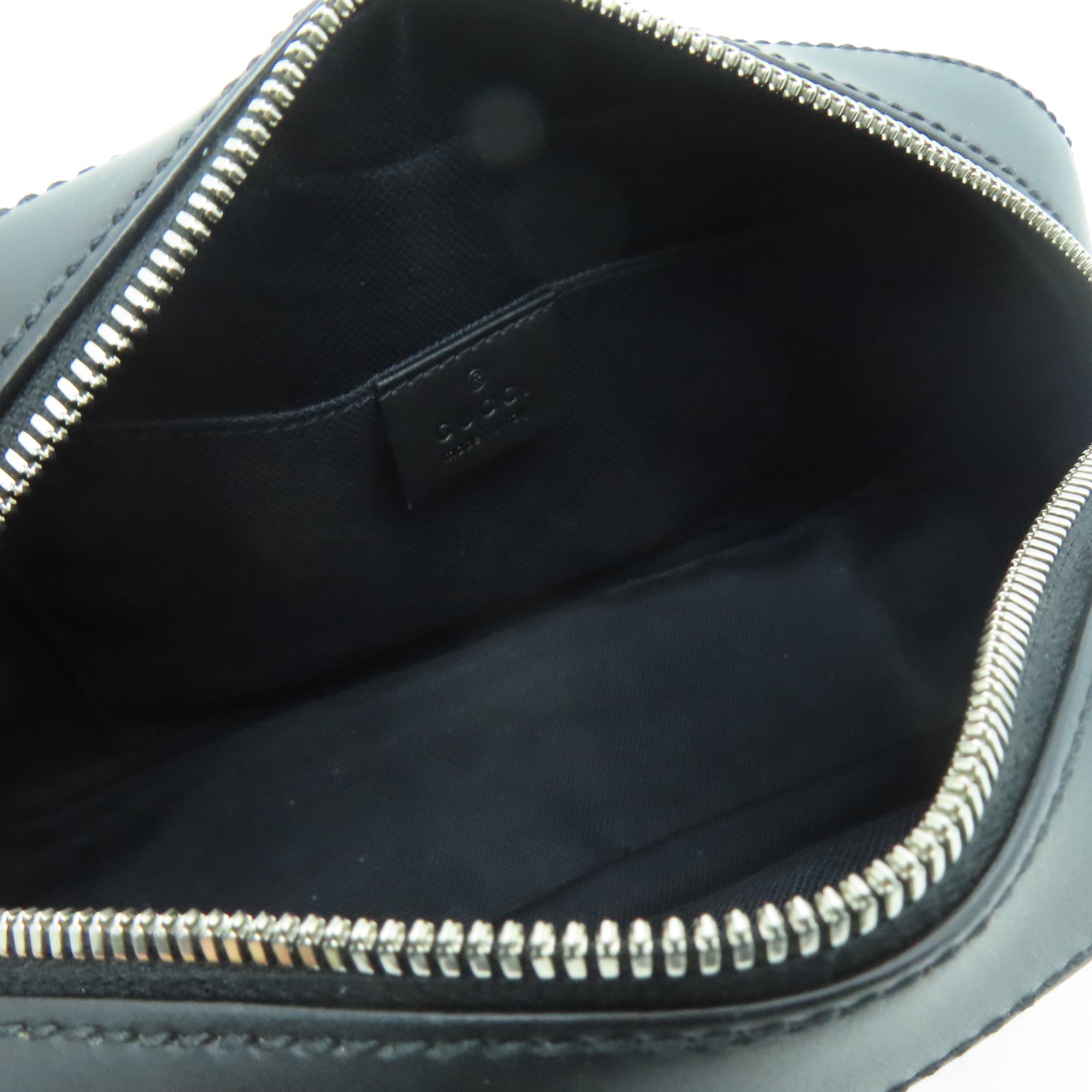 GUCCI 塗層帆布GG Supreme Shoulder Bag銀扣肩背袋黑色