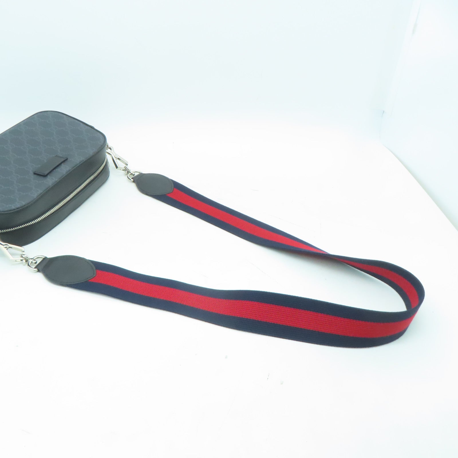 GUCCI 塗層帆布GG Supreme Shoulder Bag銀扣肩背袋黑色