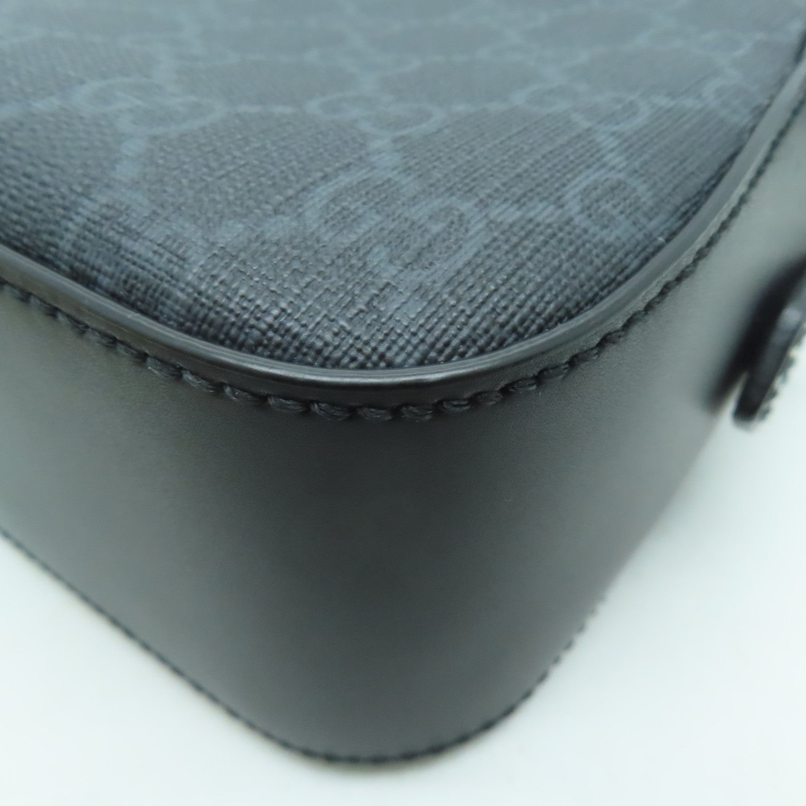 GUCCI 塗層帆布GG Supreme Shoulder Bag銀扣肩背袋黑色
