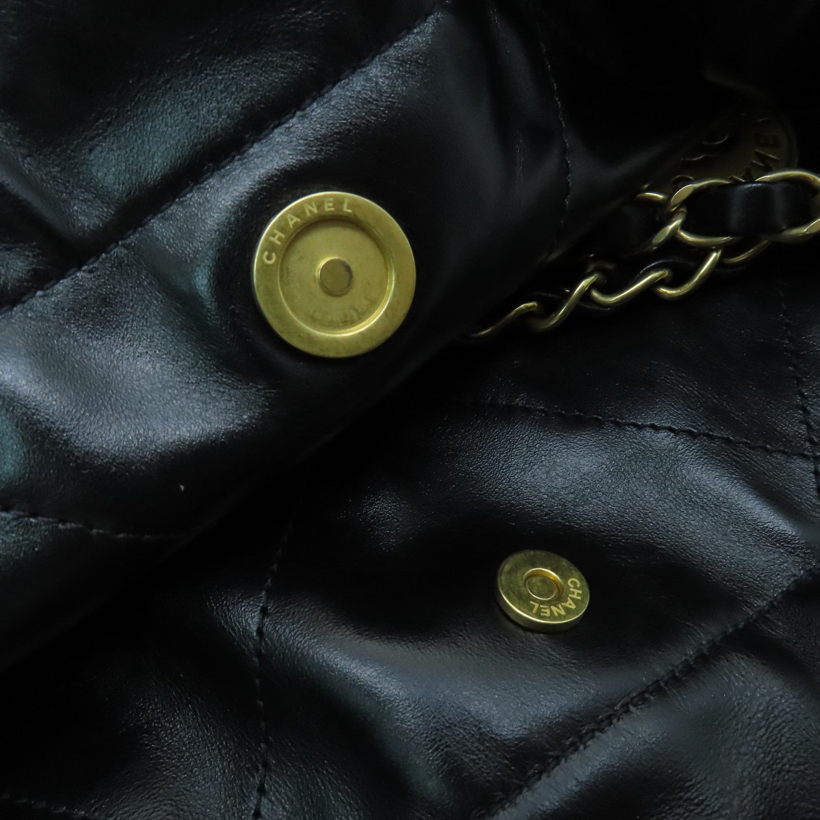 CHANEL 牛皮皮革Chanel 22金扣鏈帶肩背袋黑色