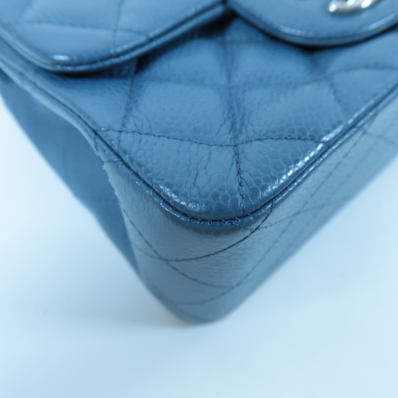 CHANEL 菱格Caviar皮革Mini Classic Flap銀扣鏈帶肩背袋藍色