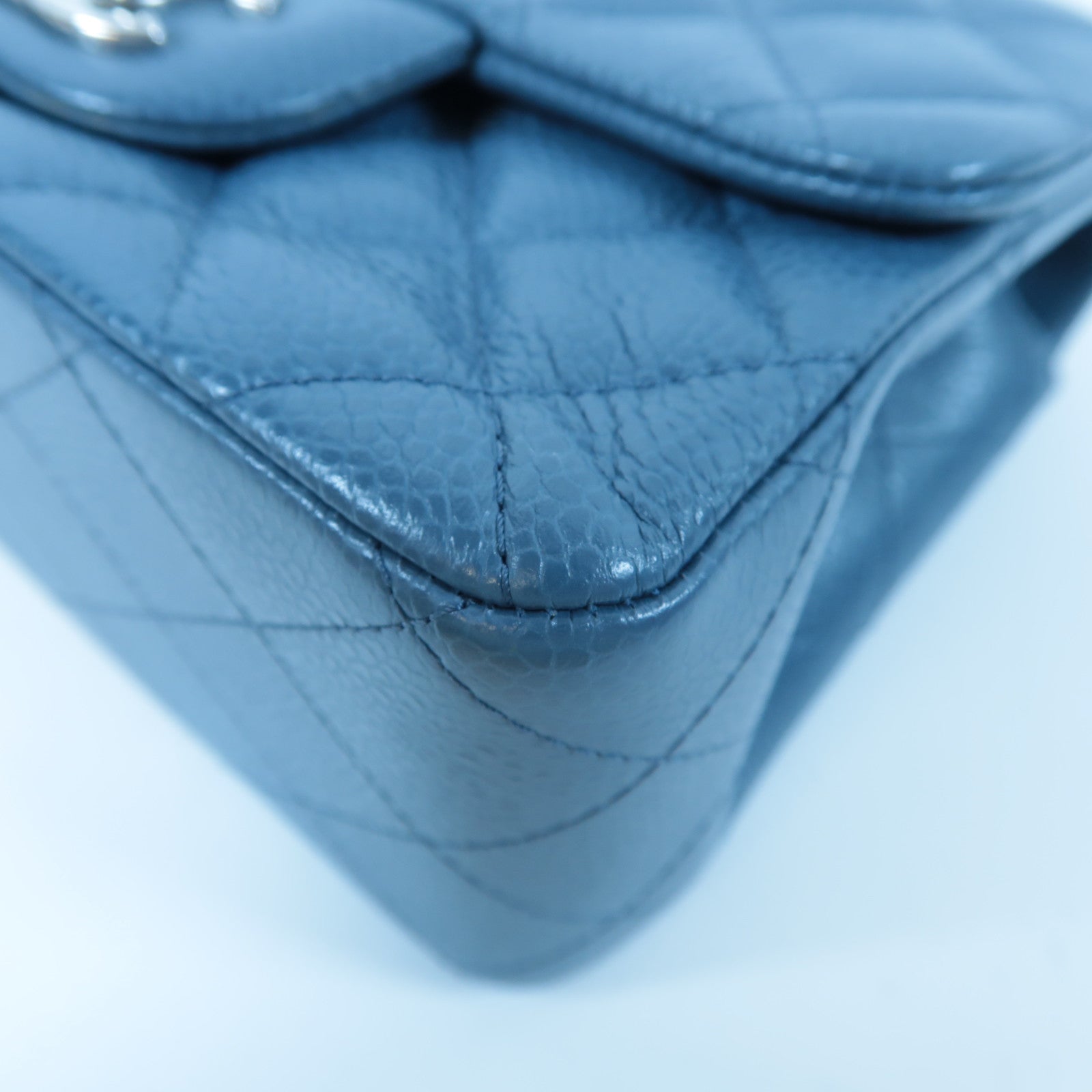 CHANEL 菱格Caviar皮革Mini Classic Flap銀扣鏈帶肩背袋藍色