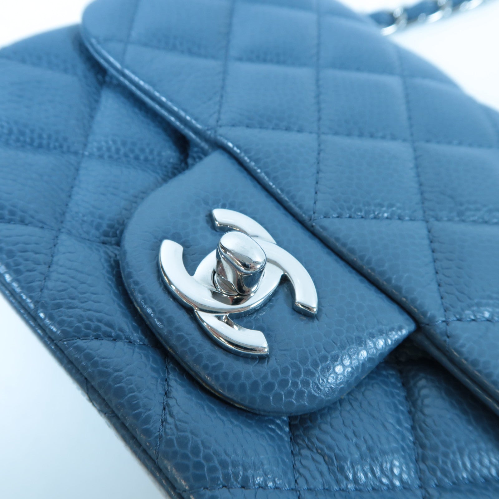 CHANEL 菱格Caviar皮革Mini Classic Flap銀扣鏈帶肩背袋藍色