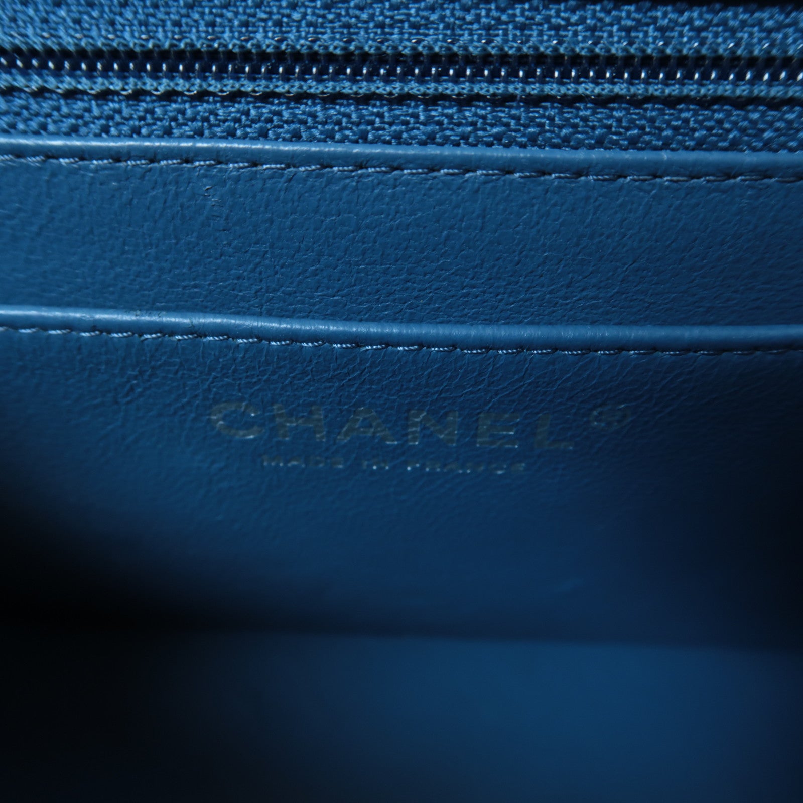 CHANEL 菱格Caviar皮革Mini Classic Flap銀扣鏈帶肩背袋藍色