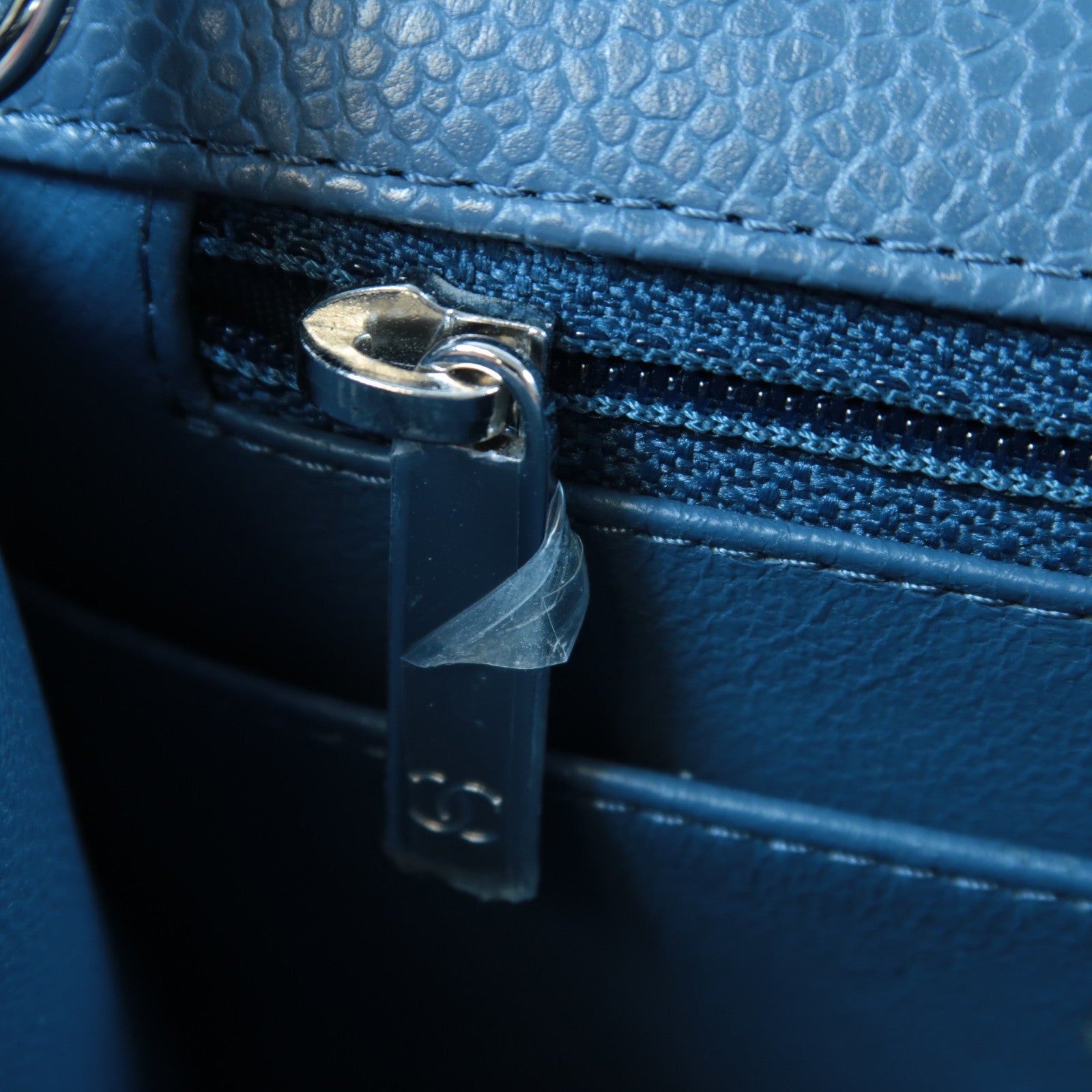CHANEL 菱格Caviar皮革Mini Classic Flap銀扣鏈帶肩背袋藍色